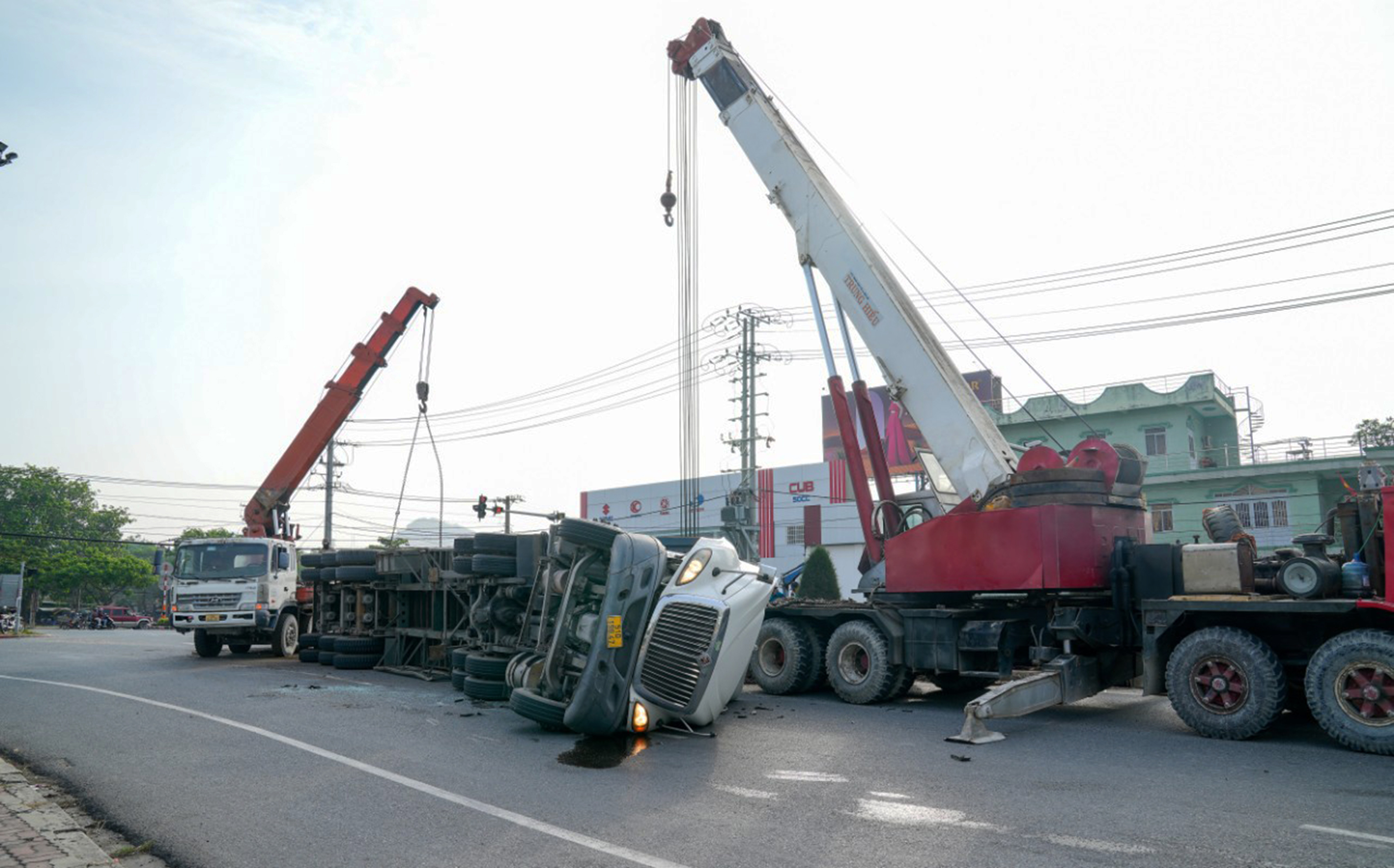 Xe cầu loại lớn cẩu xe kéo bị lật giải phóng hiện trường