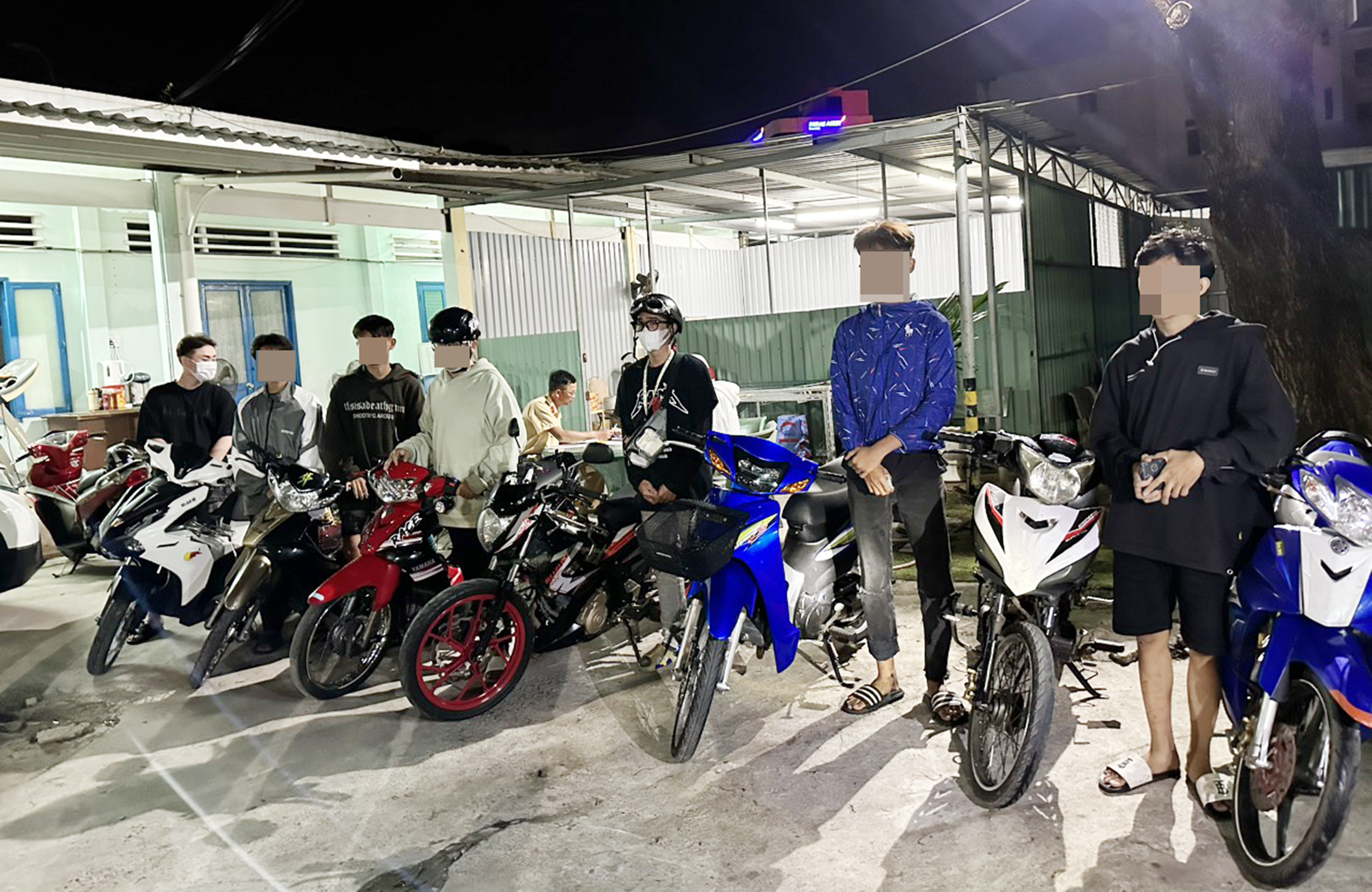 Các thanh, thiếu niên điều khiển xe mô tô 