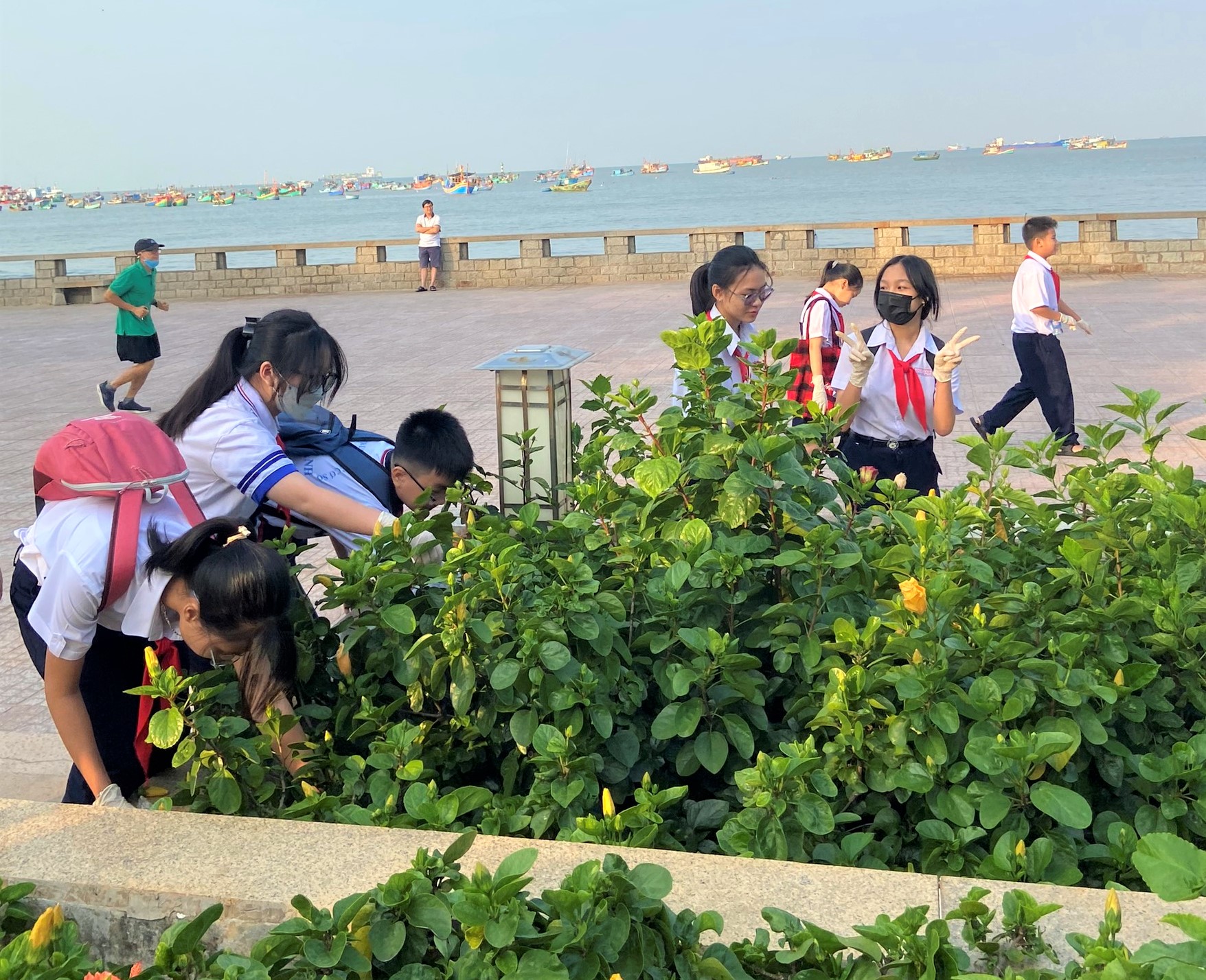 Đội viên, thiếu nhi cùng nhau nhặt rác thực hiện chương trình 