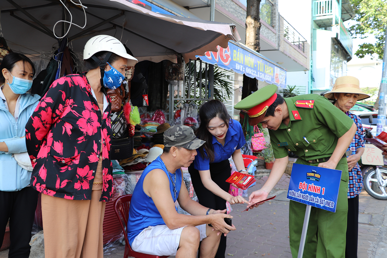 ĐVTN hướng dẫn người dân cài đặt Mã định danh điện tử và tuyên truyền tiêu dùng không sử dụng tiền mặt.