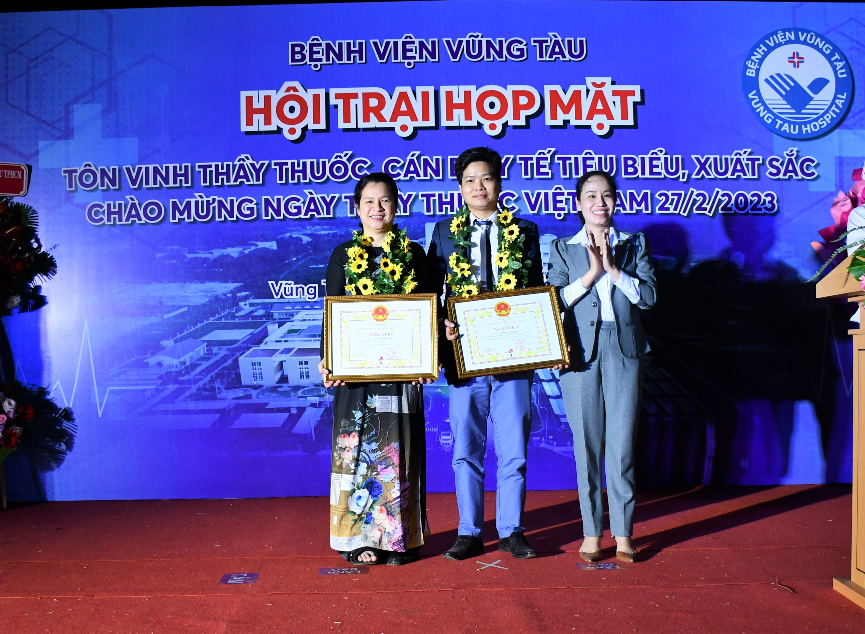 Bà Võ Ngọc Thanh Trúc, Phó Trưởng Ban Tổ chức Tỉnh ủy tặng Bằng khen của UBND tỉnh cho các bác sĩ của Khoa Hồi sức tích cực