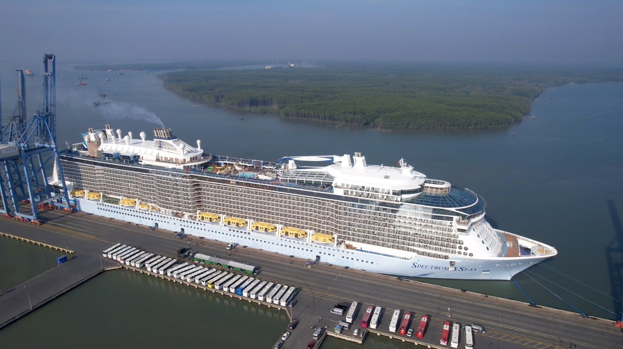 Tàu Spectrum of the Seas có tất cả 16 tầng, chiều dài 347m, rộng 41m ra mắt từ năm 2019 và là siêu du thuyền đầu tiên hãng Royal Caribbean hướng đến thị trường châu Á