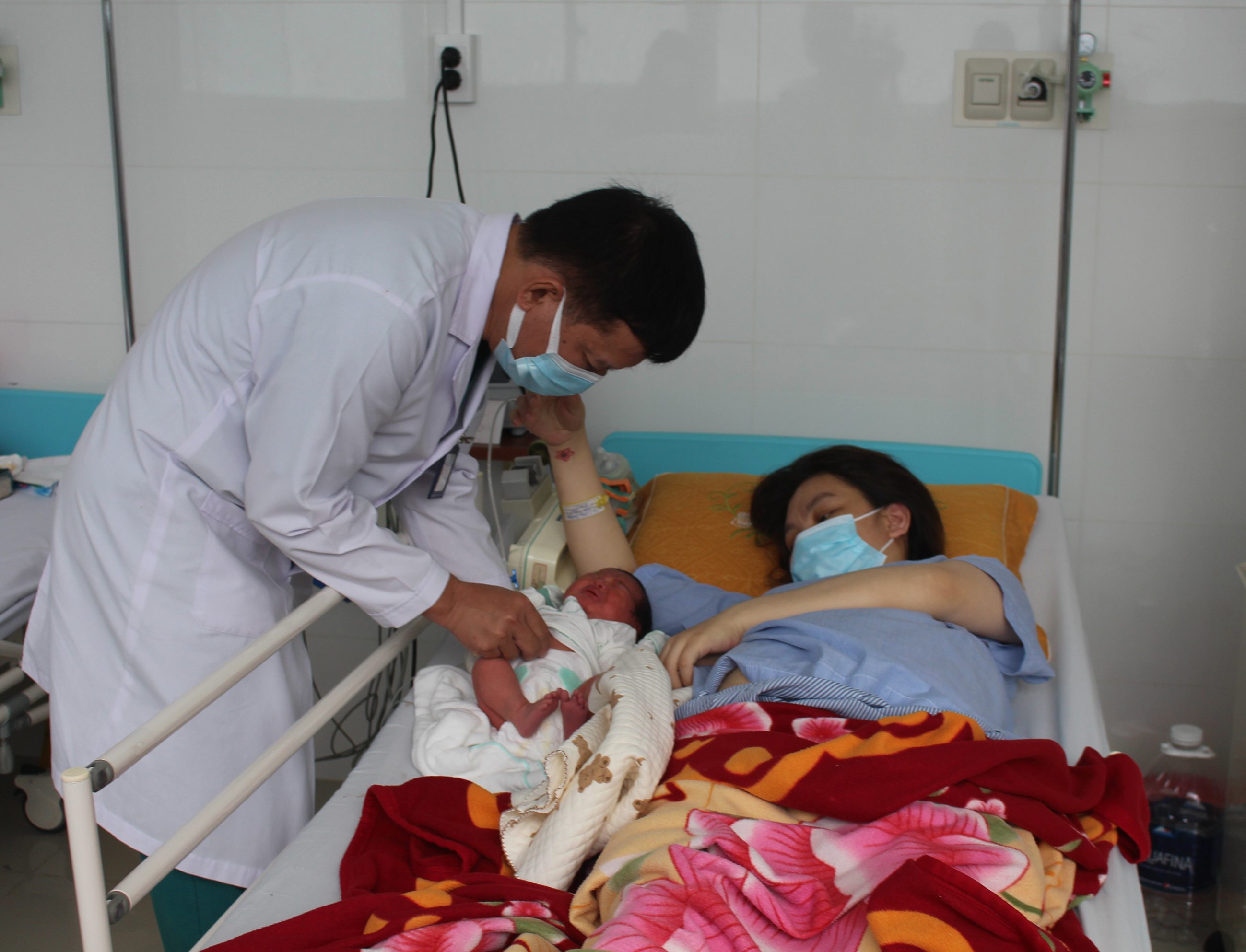 Bác sĩ Hoàng Phước Ba, Trưởng Khoa Sản (Bệnh viện Vũng Tàu) kiểm tra sức khỏe cho mẹ con sản phụ bị tiền sản giật nặng được bác sĩ phẫu thuật thành công. 