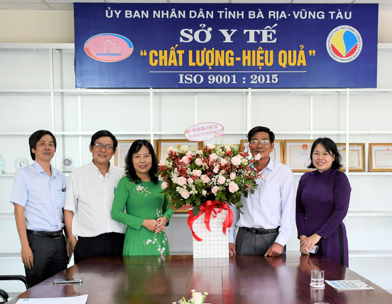 Bà Đỗ Nguyễn Hoàng Dung, Quyền Tổng Biên tập Báo Bà Rịa-Vũng Tàu tặng hoa chúc mừng Sở Y tế. 
