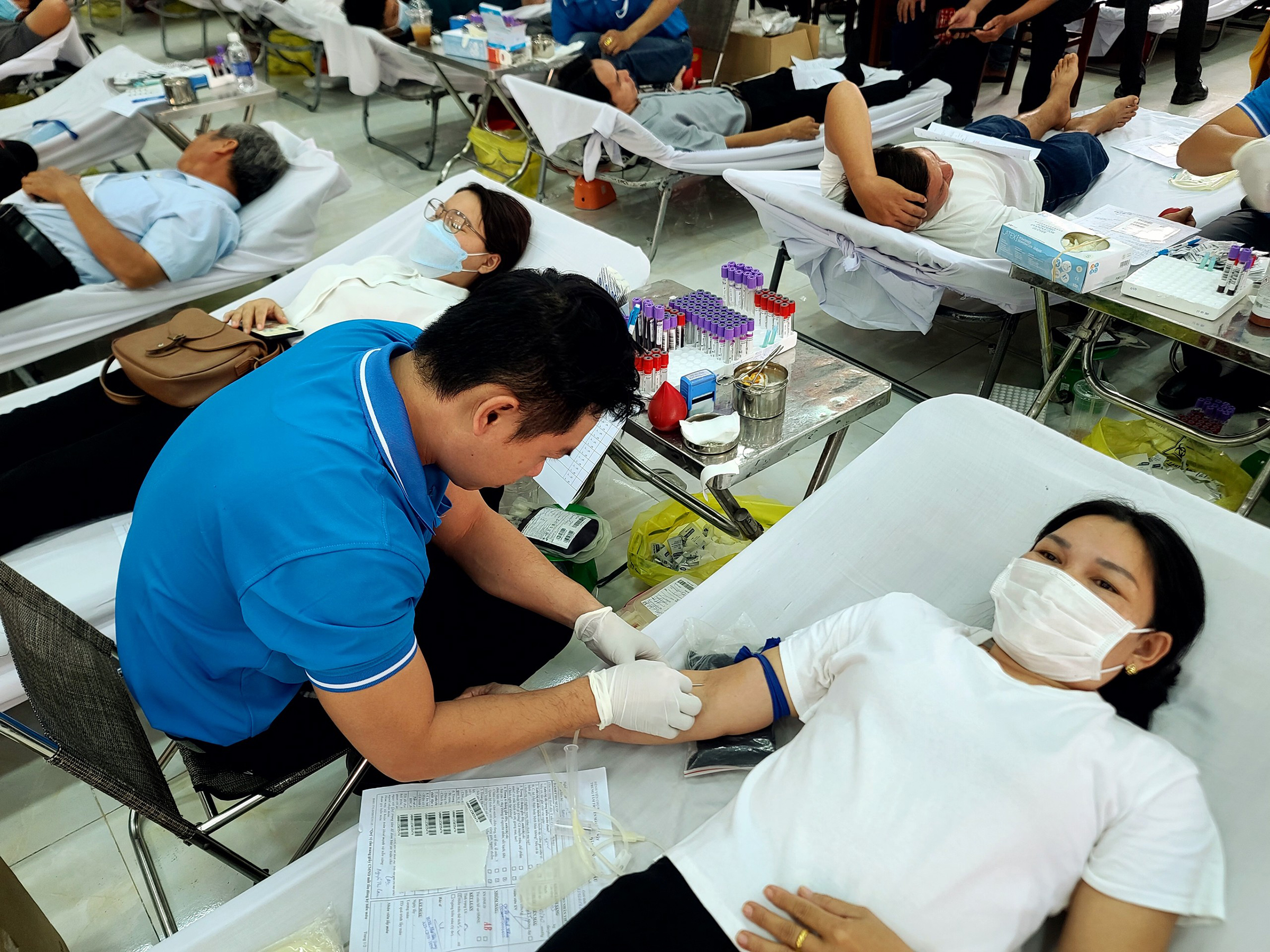 Mọi người tham gia hiến máu