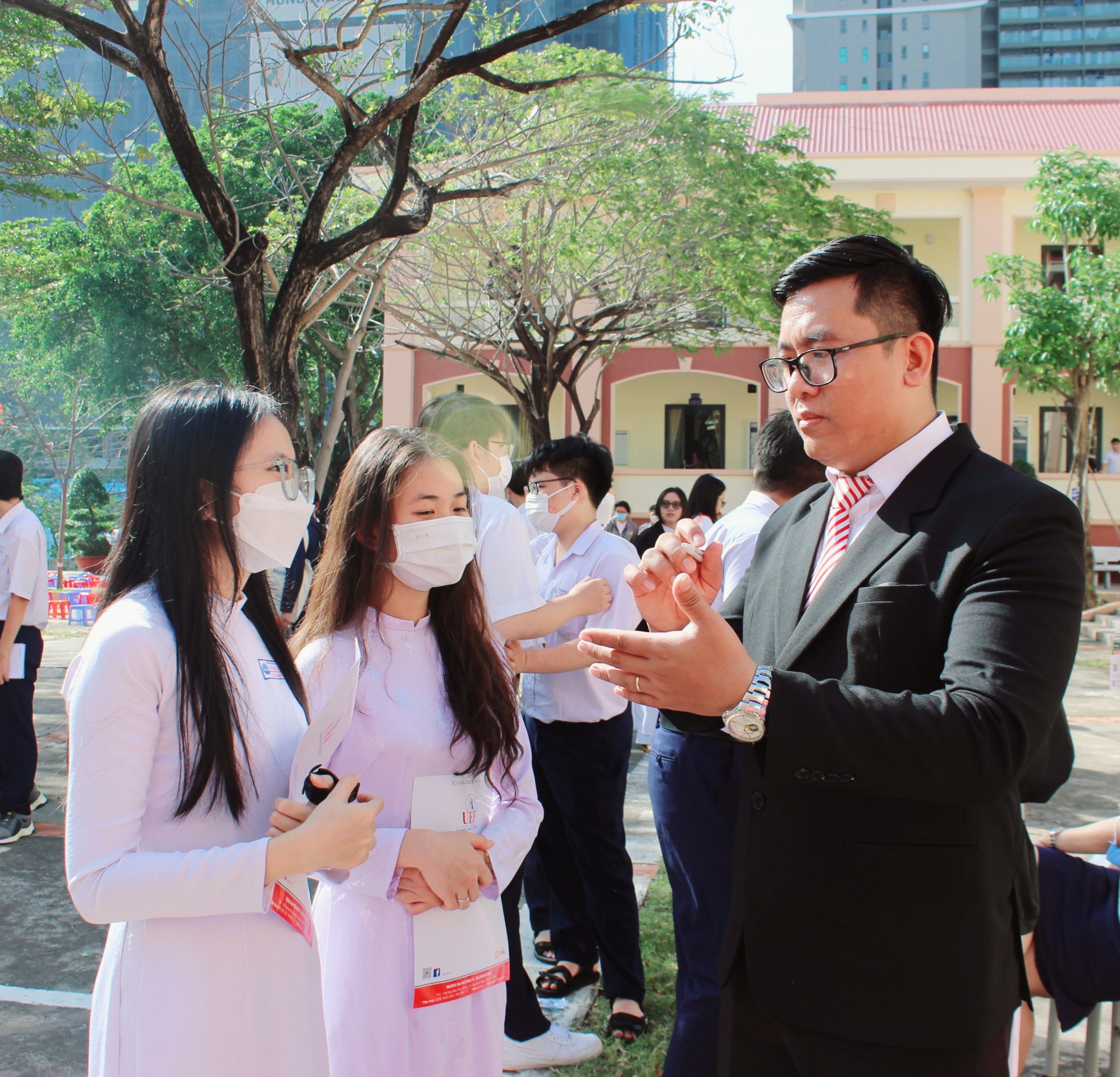 Các chuyên gia đến từ các trường ĐH tận tình tư vấn, giải đáp thắc mắc cho các em HS.
