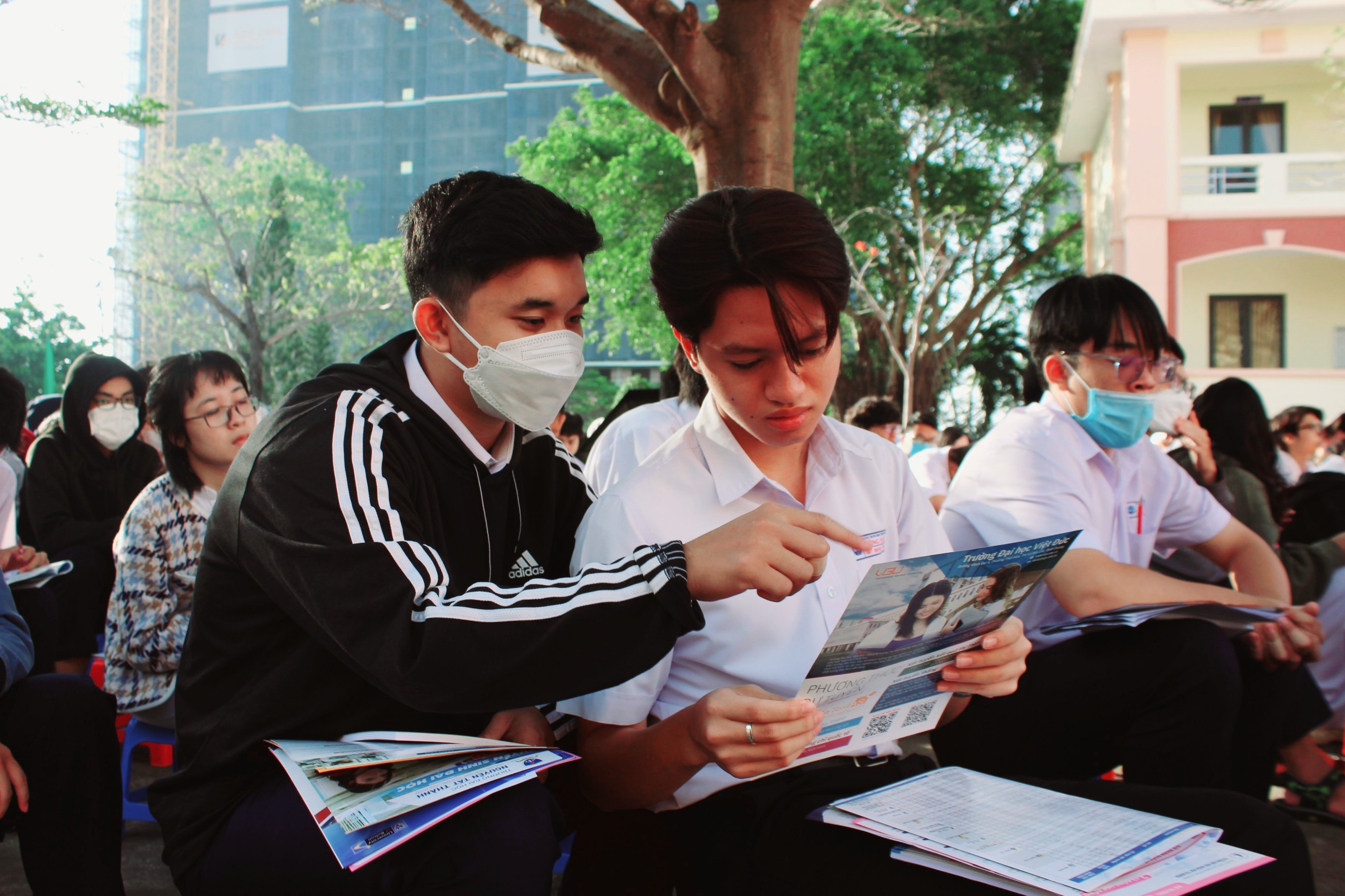 Các em HS tìm hiểu thêm thông tin về trường và ngành đào tạo qua tờ rơi của các trường ĐH.