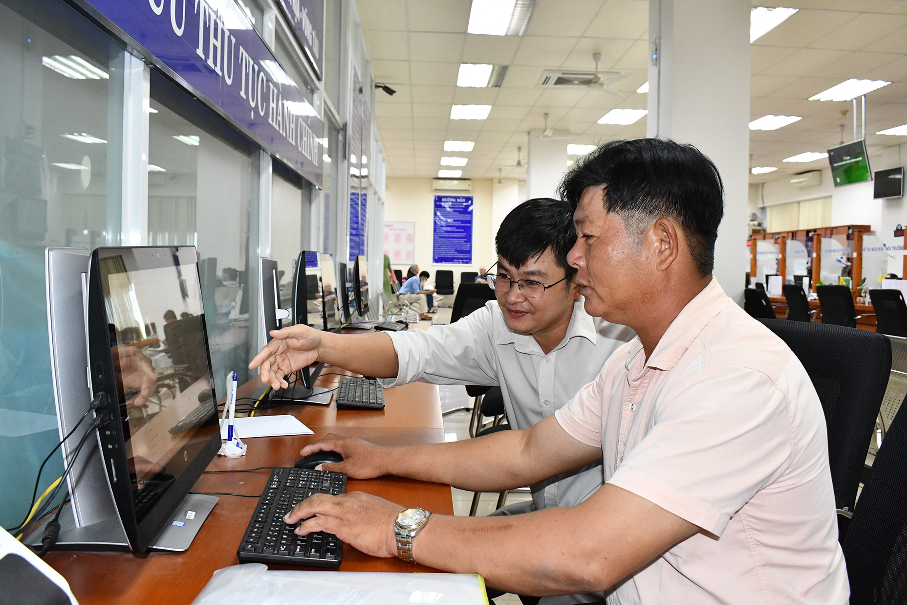 Thành viên Tổ hướng dẫn DVCTT tại TTPVHCC tỉnh hướng dẫn người dân thực hiện TTHC bằng hình thức  trực tuyến.
