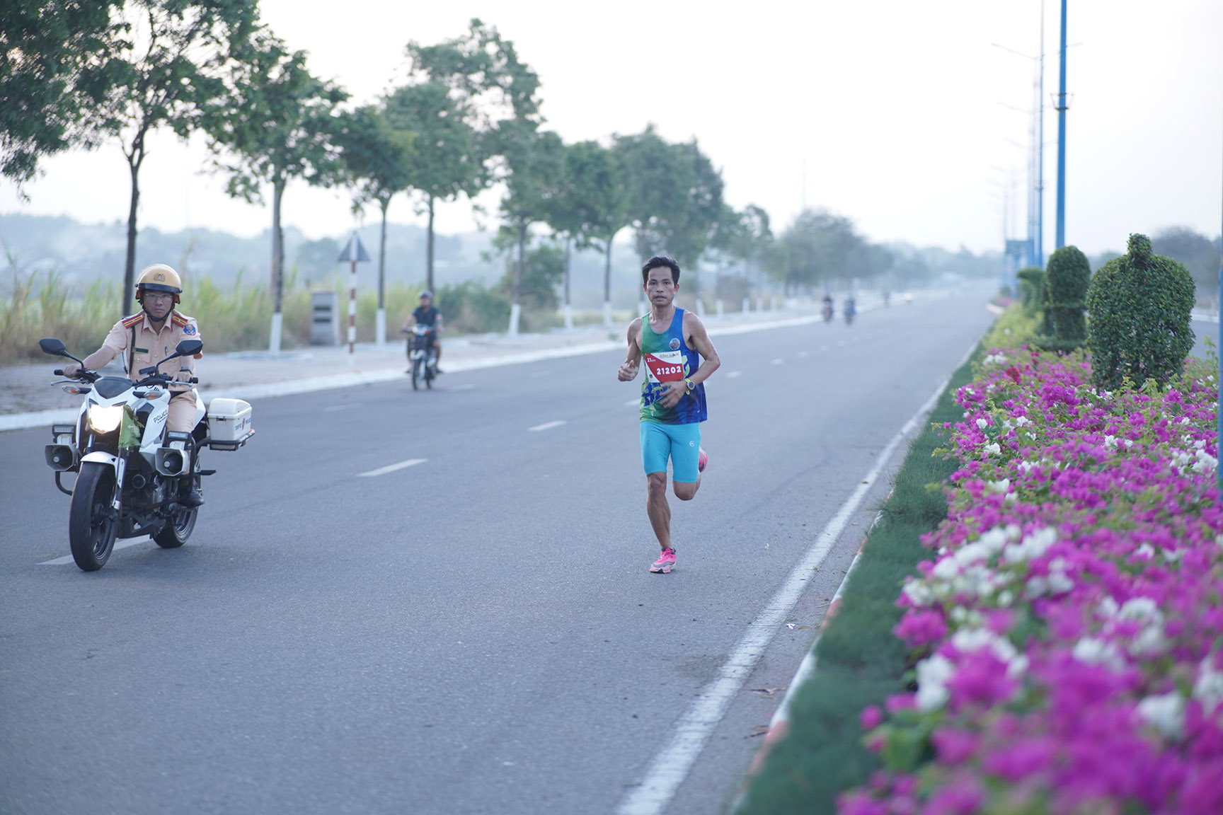 Ban tổ chức bố trí lực lượng CSGT dẫn đường để bảo đảm  an toàn cho các VĐV tham dự giải.