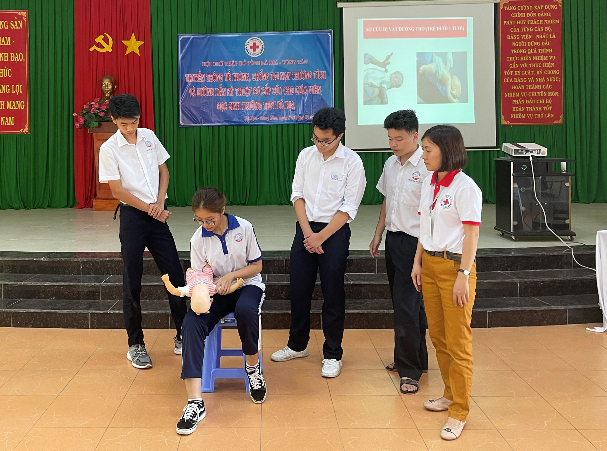 Hội Chữ thập đỏ tỉnh hướng dẫn học sinh Trường THPT Bà Rịa thực hiện kỹ thuật sơ cấp cứu hóc dị vật đường thở.