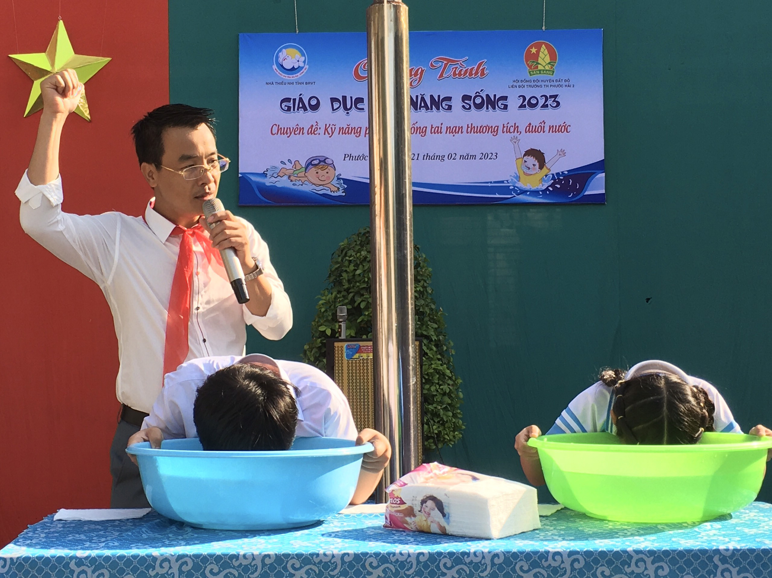 Diễn giả Bùi Tiến Hưng hướng dẫn HS Trường TH Phước Hải 2, thị trấn Đất Đỏ cách giữ hơi thở khi ở dưới nước.