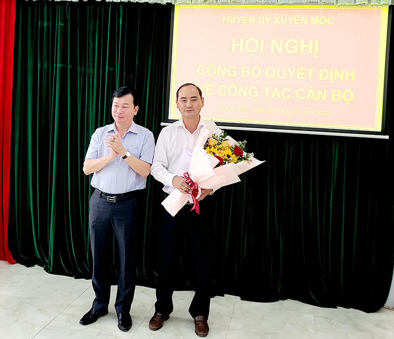 Ông Phạm Thành Chung, Bí thư Huyện uỷ Xuyên Mộc đã trao các quyết định, tặng hoa chúc mừng đồng chí Nguyễn Kỳ Nhân