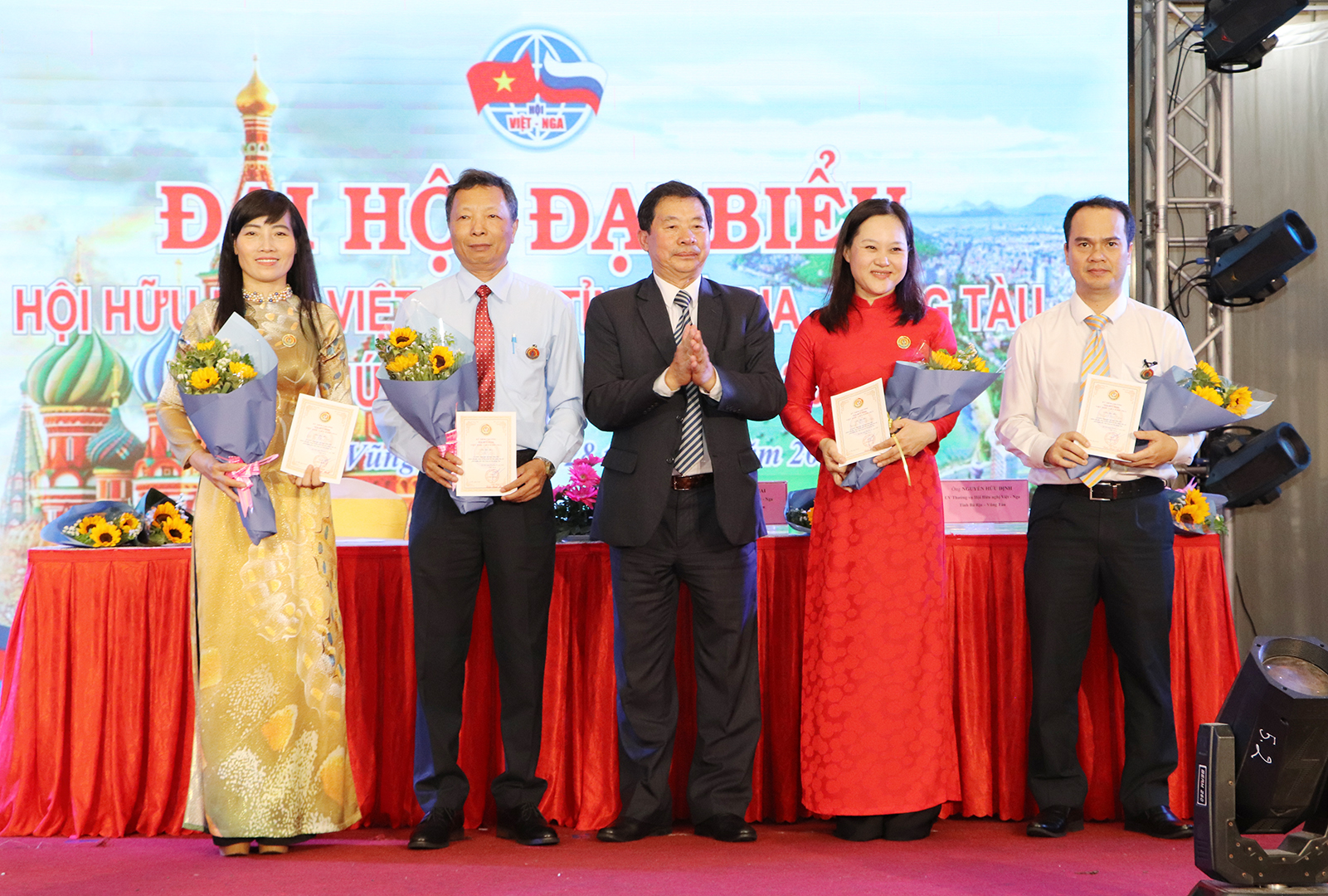 Ông Trịnh Quốc Khánh, Phó Chủ tịch thường trực Trung ương Hội Hữu nghị Việt - Nga trao Kỷ niệm chương của Hội hữu nghị Việt-Nga cho các cá nhân.