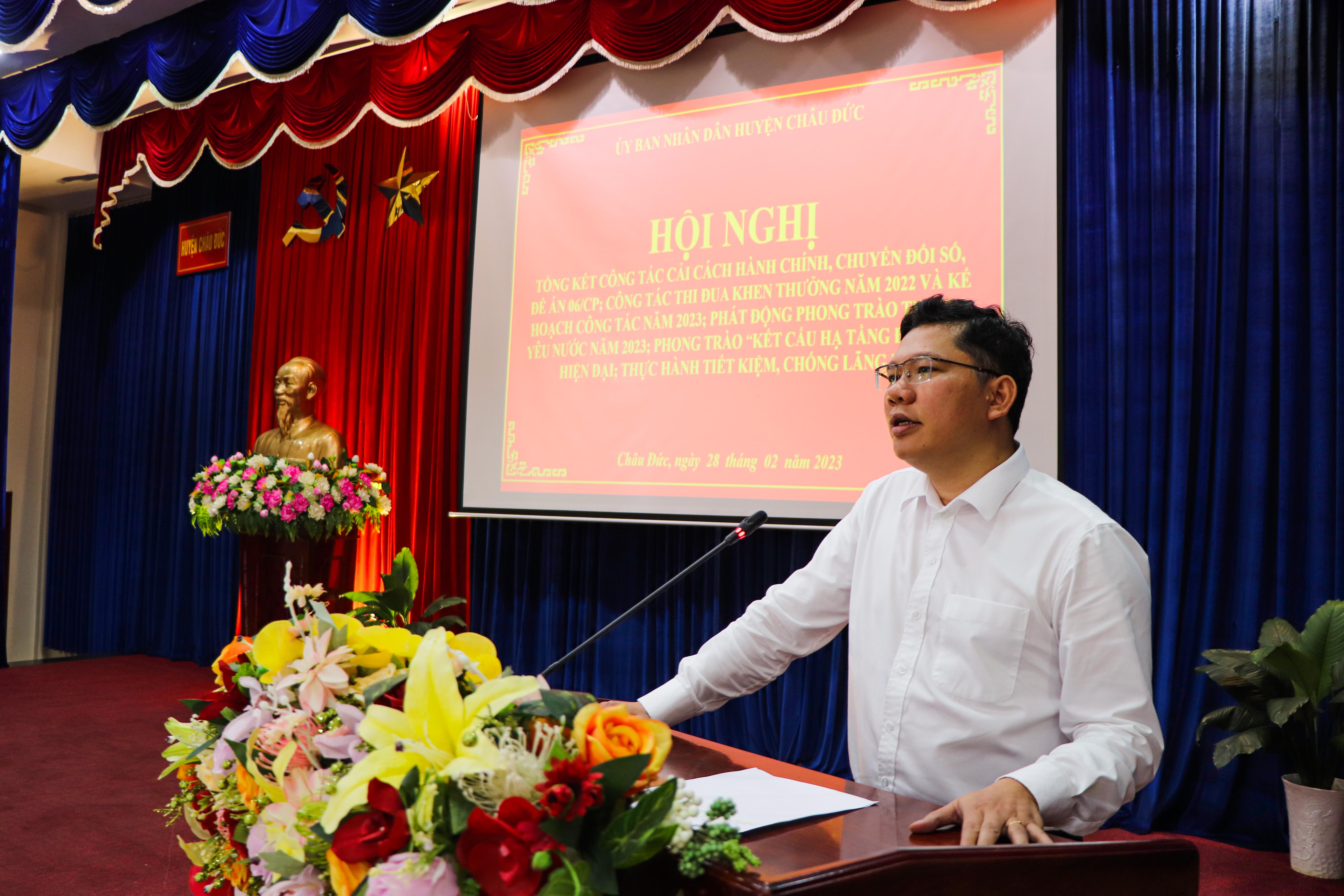 Bí thư Huyện ủy Châu Đức Hoàng Nguyên Dinh phát biểu tại hội nghị.