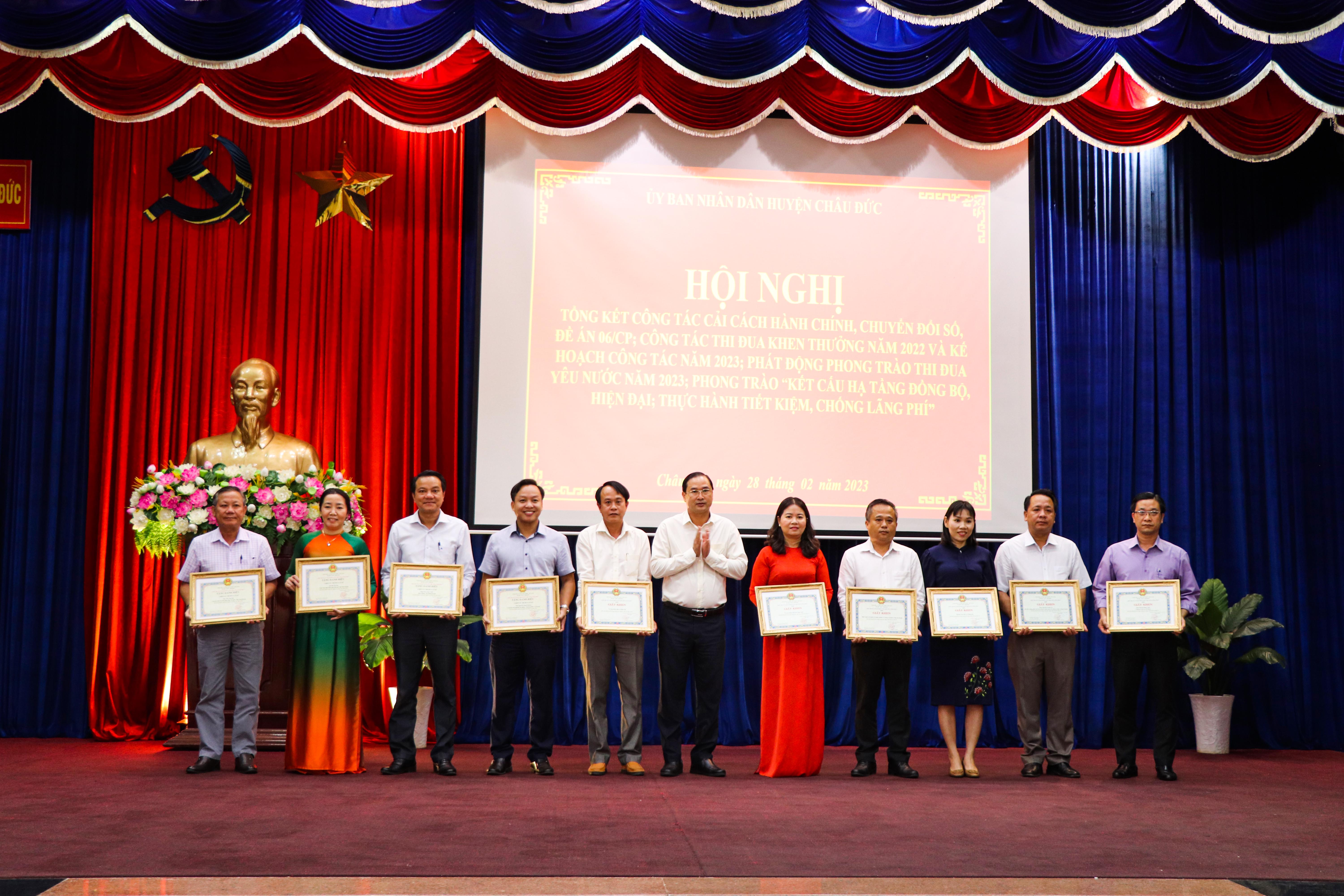 Chủ tịch UBND huyện Nguyễn Tấn Bản khen thưởng các cá nhân đạt danh hiệu Chiến sĩ thi đua.
