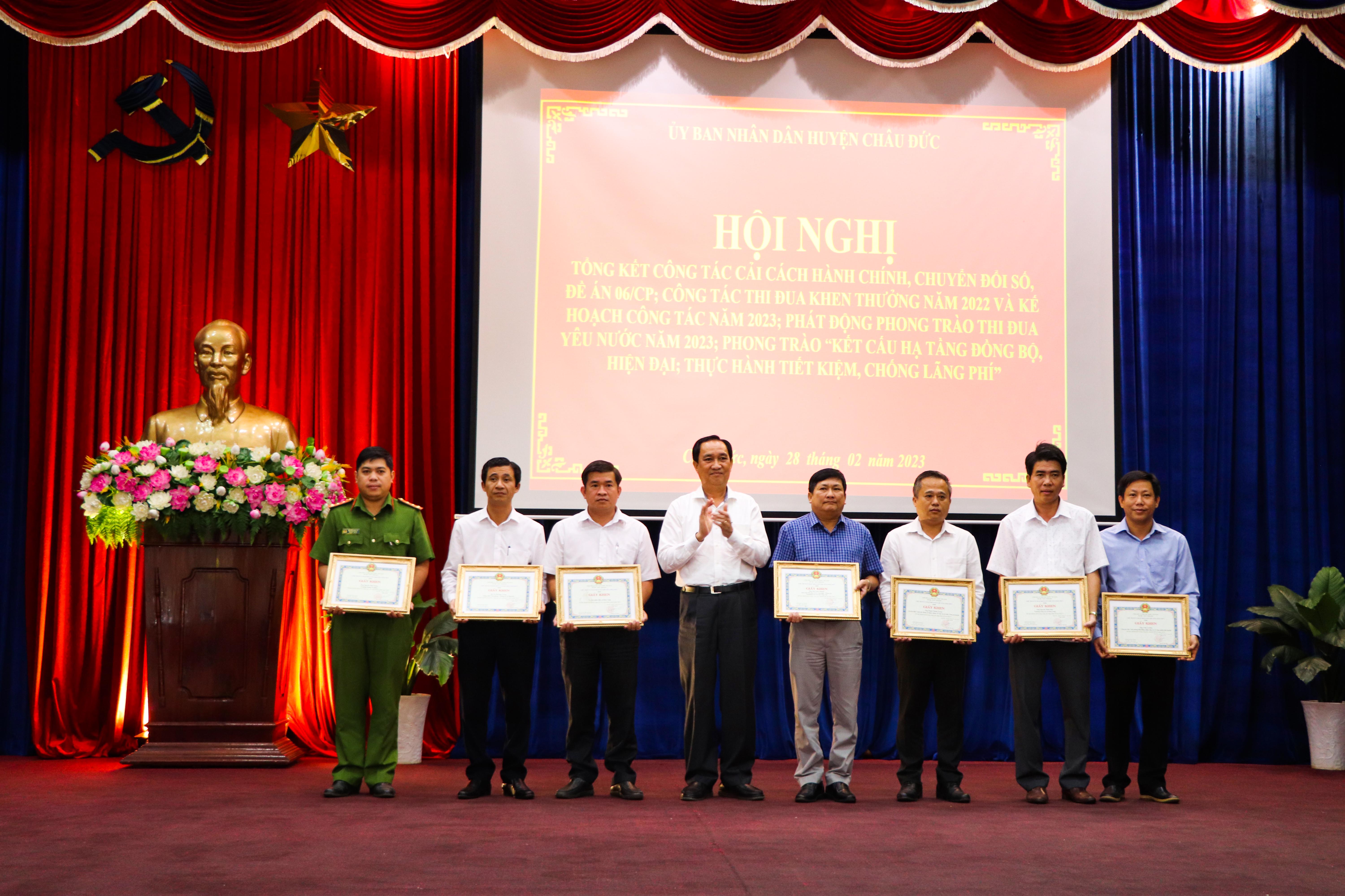 Ông Lê Tình, Phó Chủ tịch HĐND huyện khen thưởng các tập thể, cá nhân đạt thành tích trong công tác CCHC năm 2022.