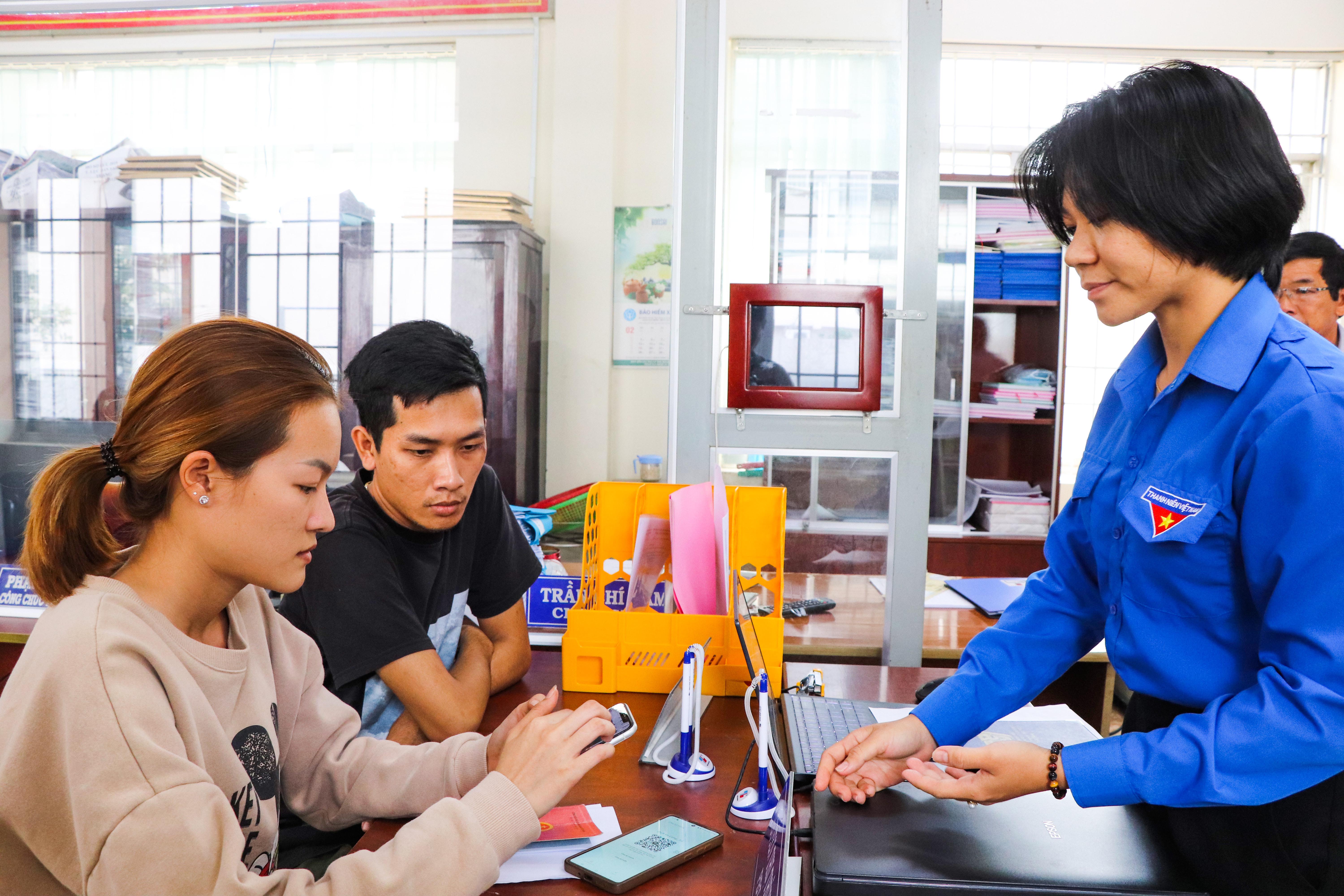 Lực lượng Đoàn viên TT. Ngãi Giao tích cực hỗ trợ người dân nộp hồ sơ trực tuyến tại Bộ phận một cửa.