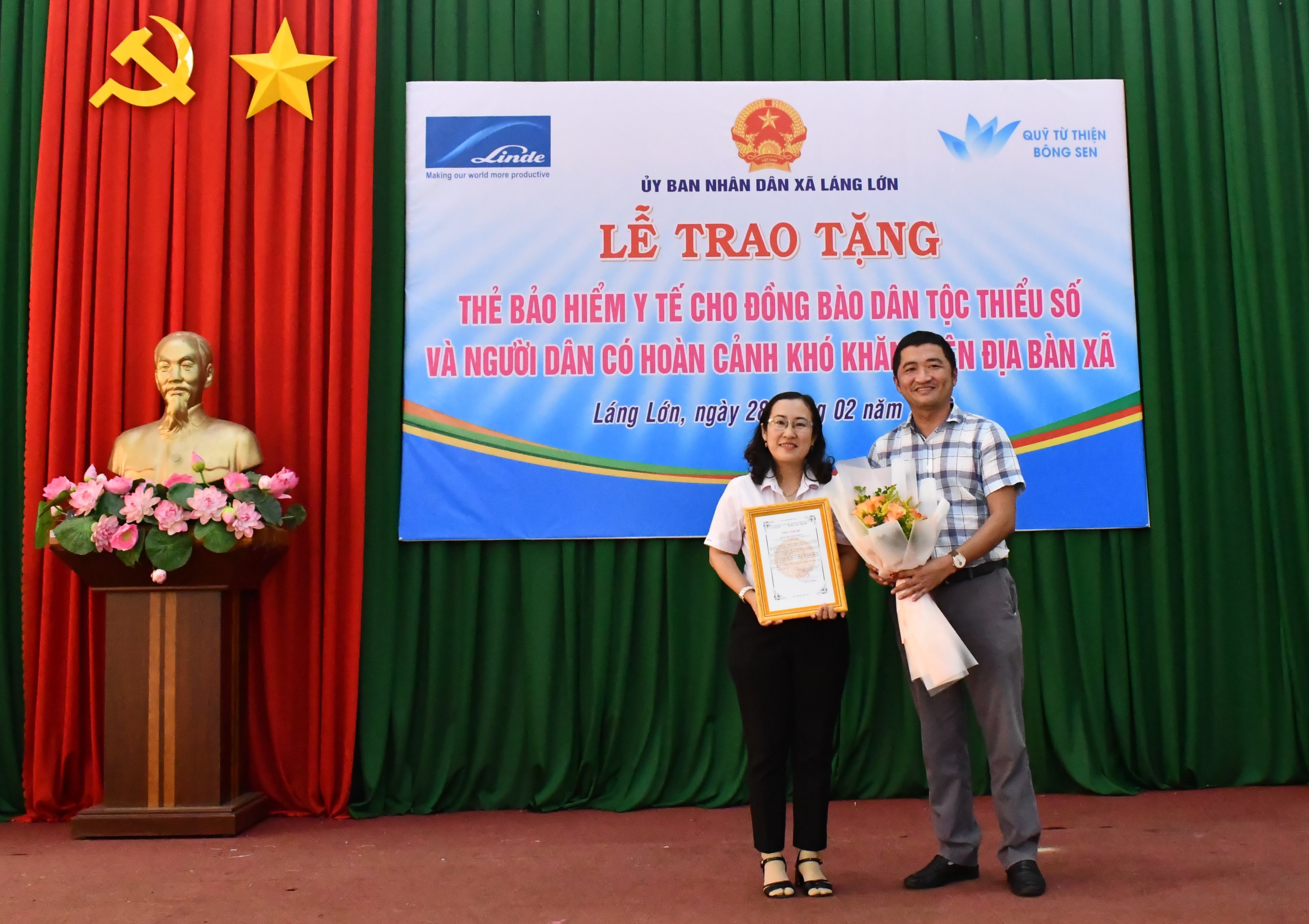 Phó Chủ tịch UBND xã Láng Lớn Lê Thị Yến Thương trao thư cảm ơn đến đại diện Công ty Linde