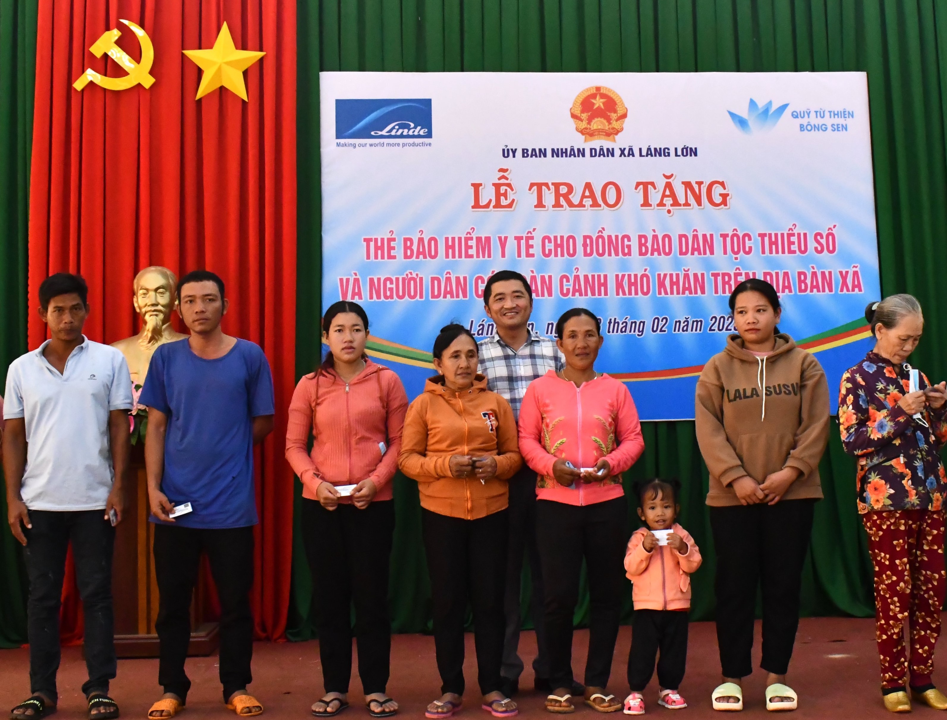 Đại diện nhà tài trợ trao tặng thẻ BHYT cho đồng bào dân tộc thiểu số trên địa bàn xã Láng Lớn.