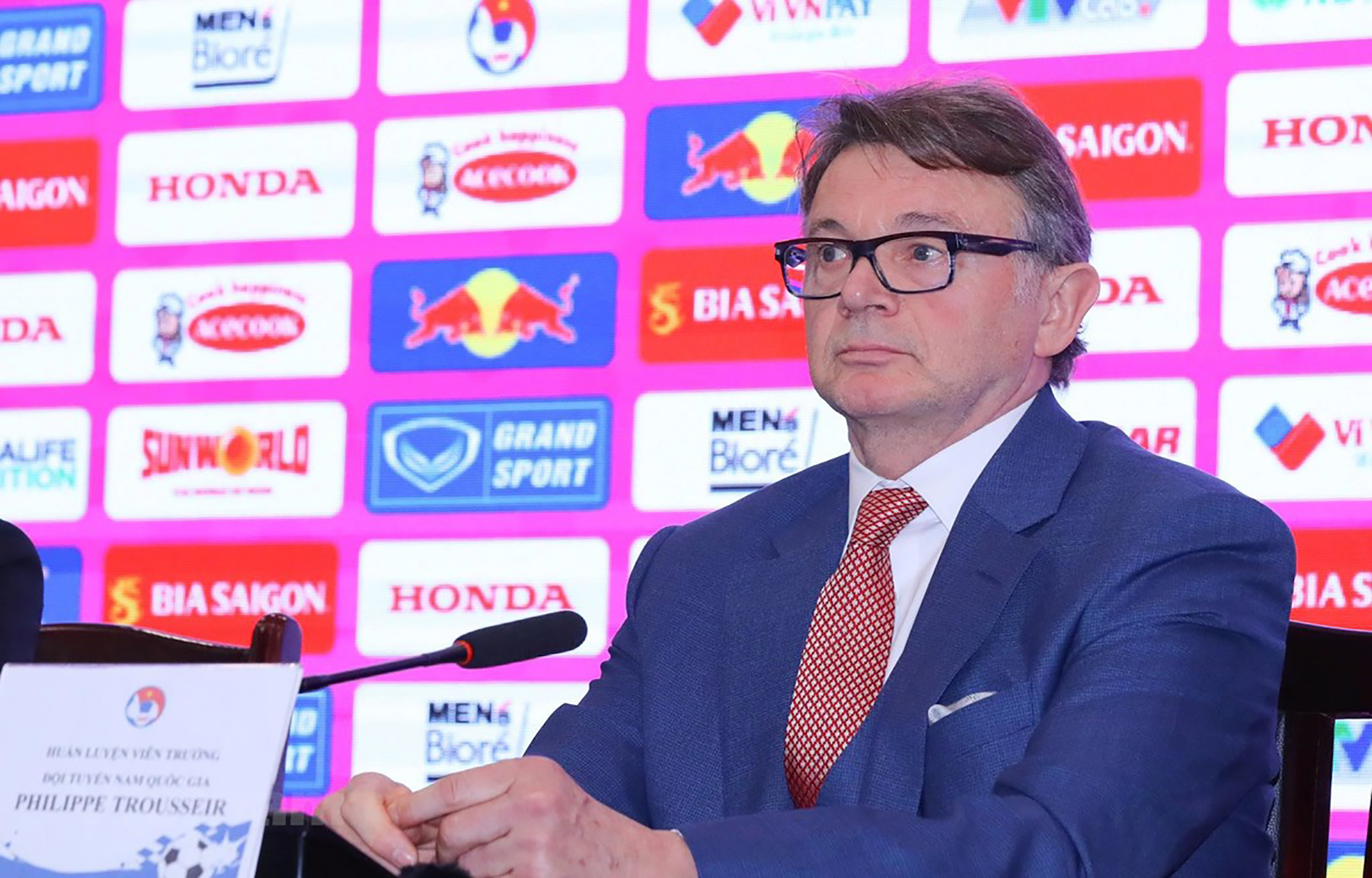 Huấn luyện viên Philippe Troussier bắt đầu dẫn dắt đội tuyển Việt Nam từ ngày 1/3.