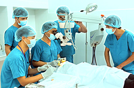 Một ca phẫu thuật mắt cho bệnh nhân của các y bác sĩ BV Mắt