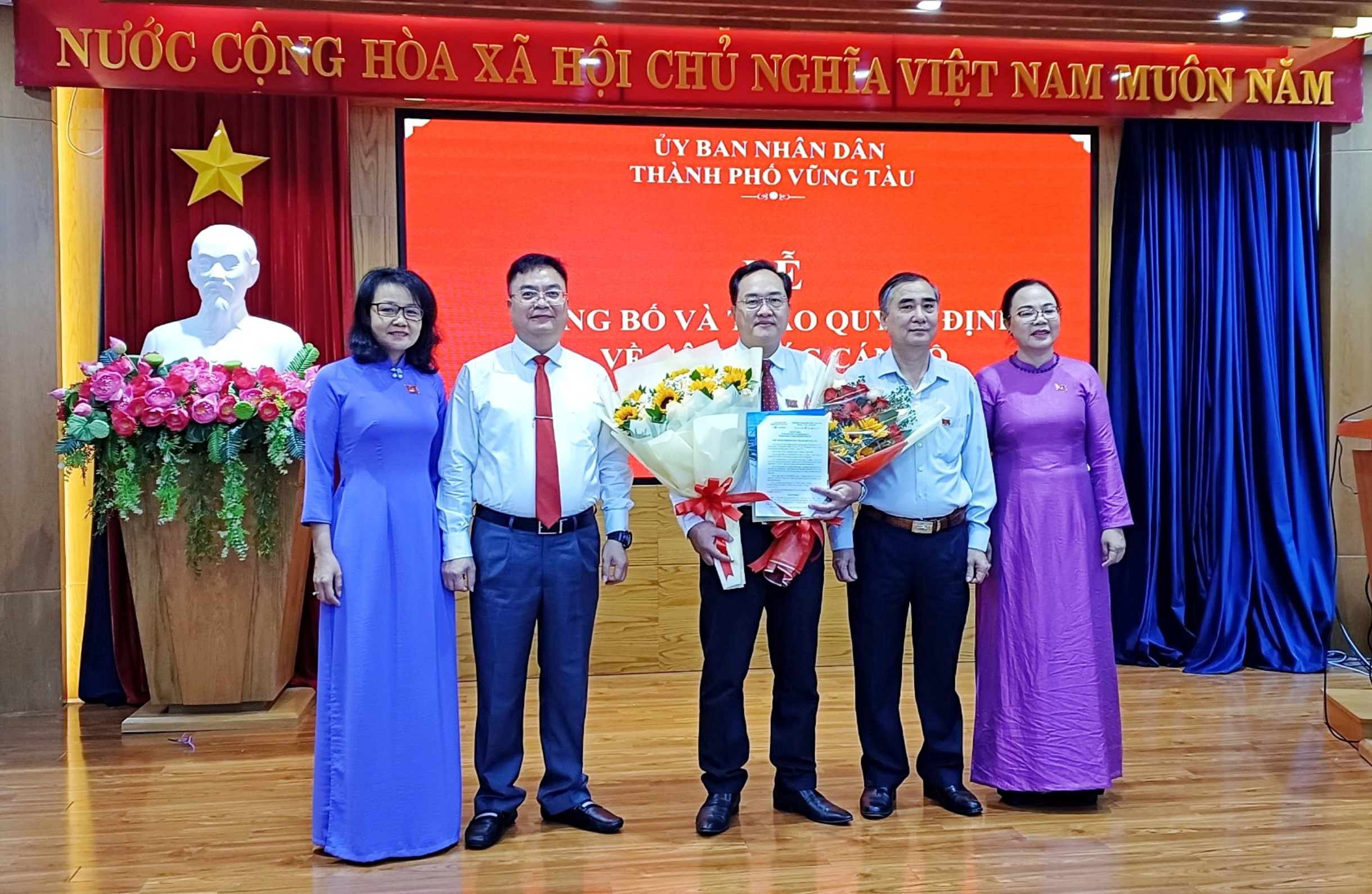 Ông Hoàng Vũ Thảnh, Chủ tịch UBND TP.Vũng Tàu và bà Nguyễn Thị Thu Hương, Phó Chủ tịch UBND thành phố trao quyết định tiếp nhận và bổ nhiệm ông Nguyễn Hữu Nam giữ chức vụ Trưởng Phòng Tư pháp TP.Vũng Tàu.