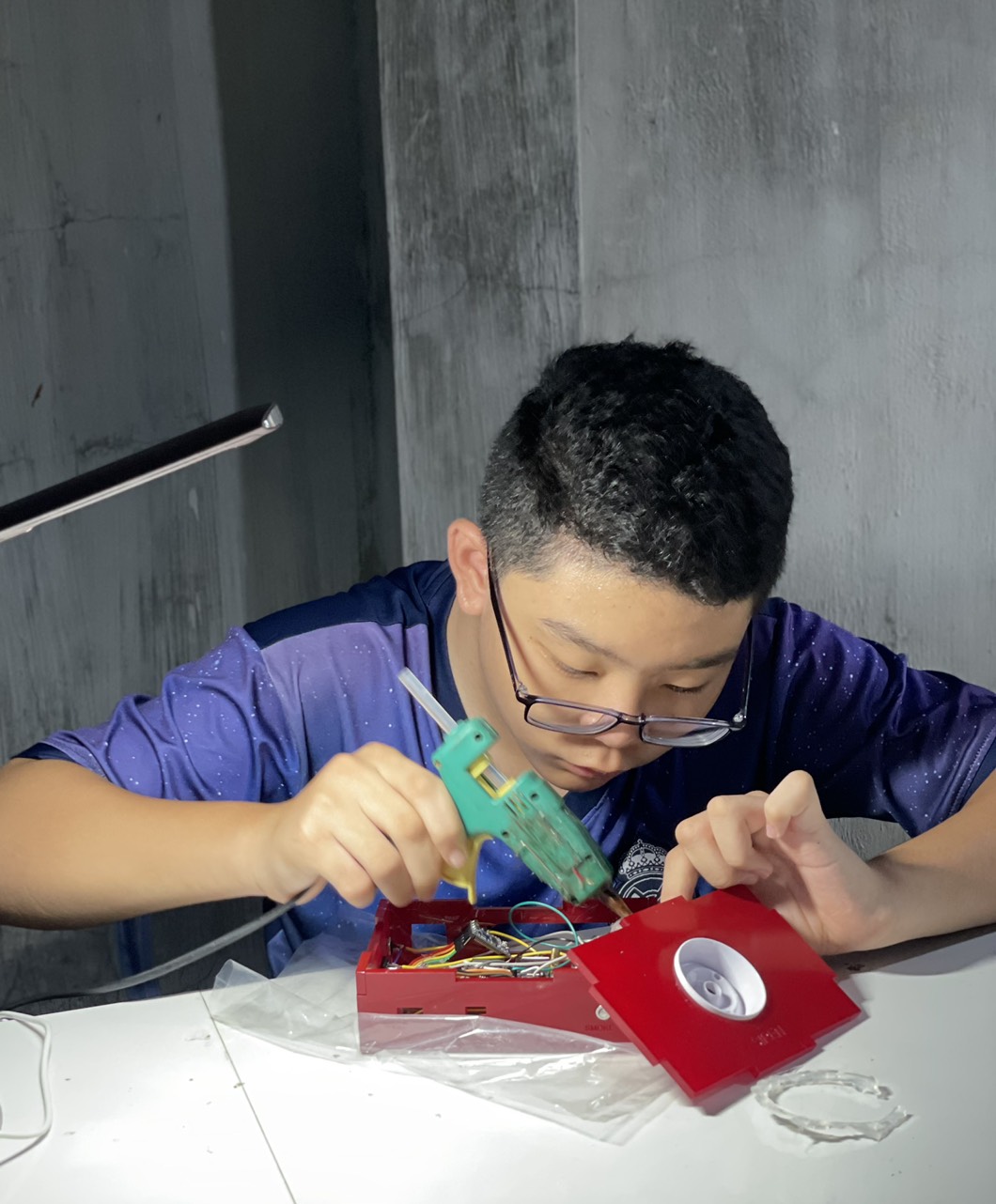 Minh Đạt tỉ mỉ thực hiện từng chi tiết nhỏ để hoàn thành “Thiết bị hỗ trợ cảnh báo cháy và hướng dẫn thoát hiểm cho các nhà cao tầng khi bị hỏa hoạn”.