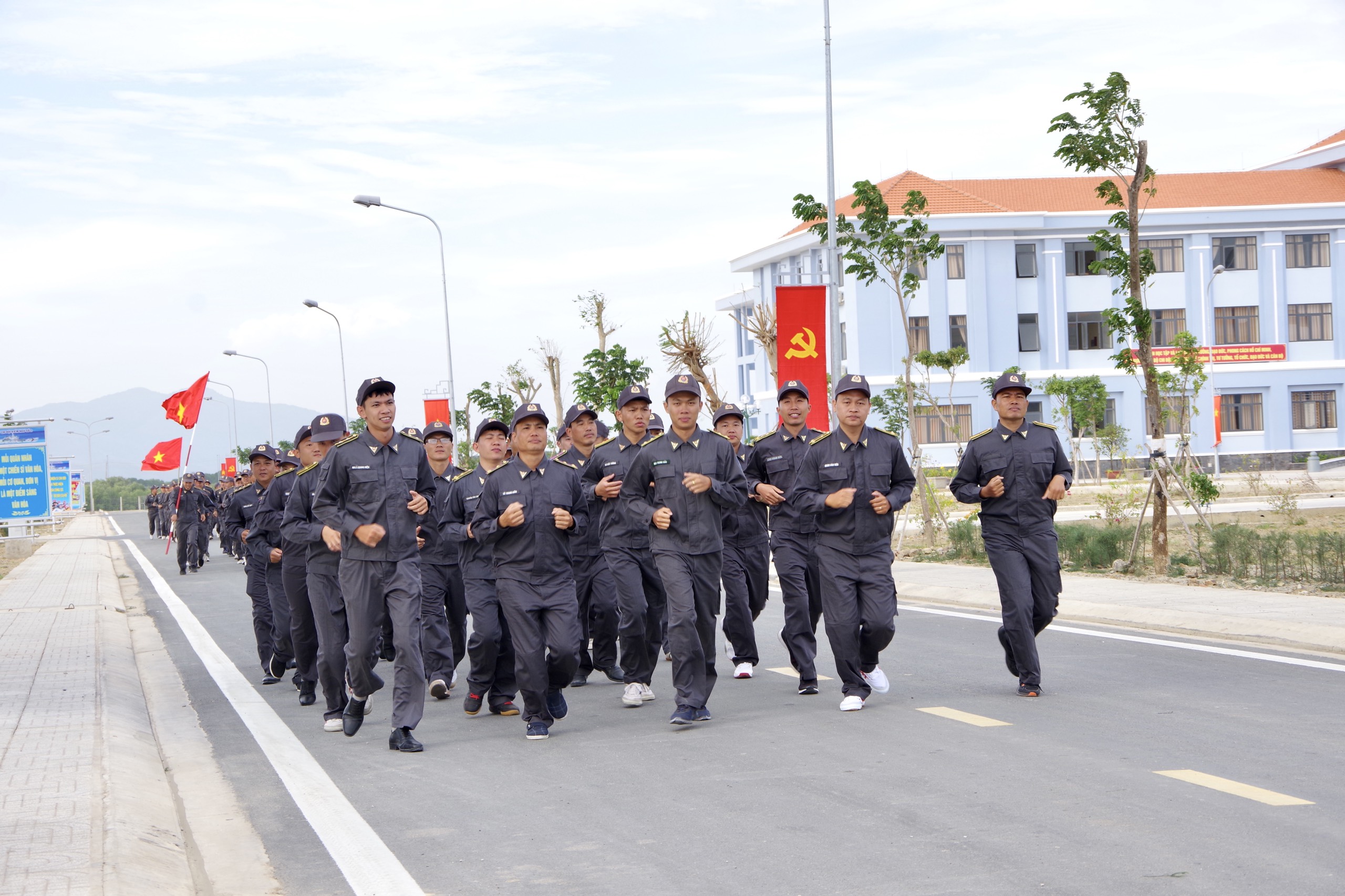 Cán bộ, nhân viên của Chi đội Kiểm ngư số 2 tham gia chạy thể thao CISM.