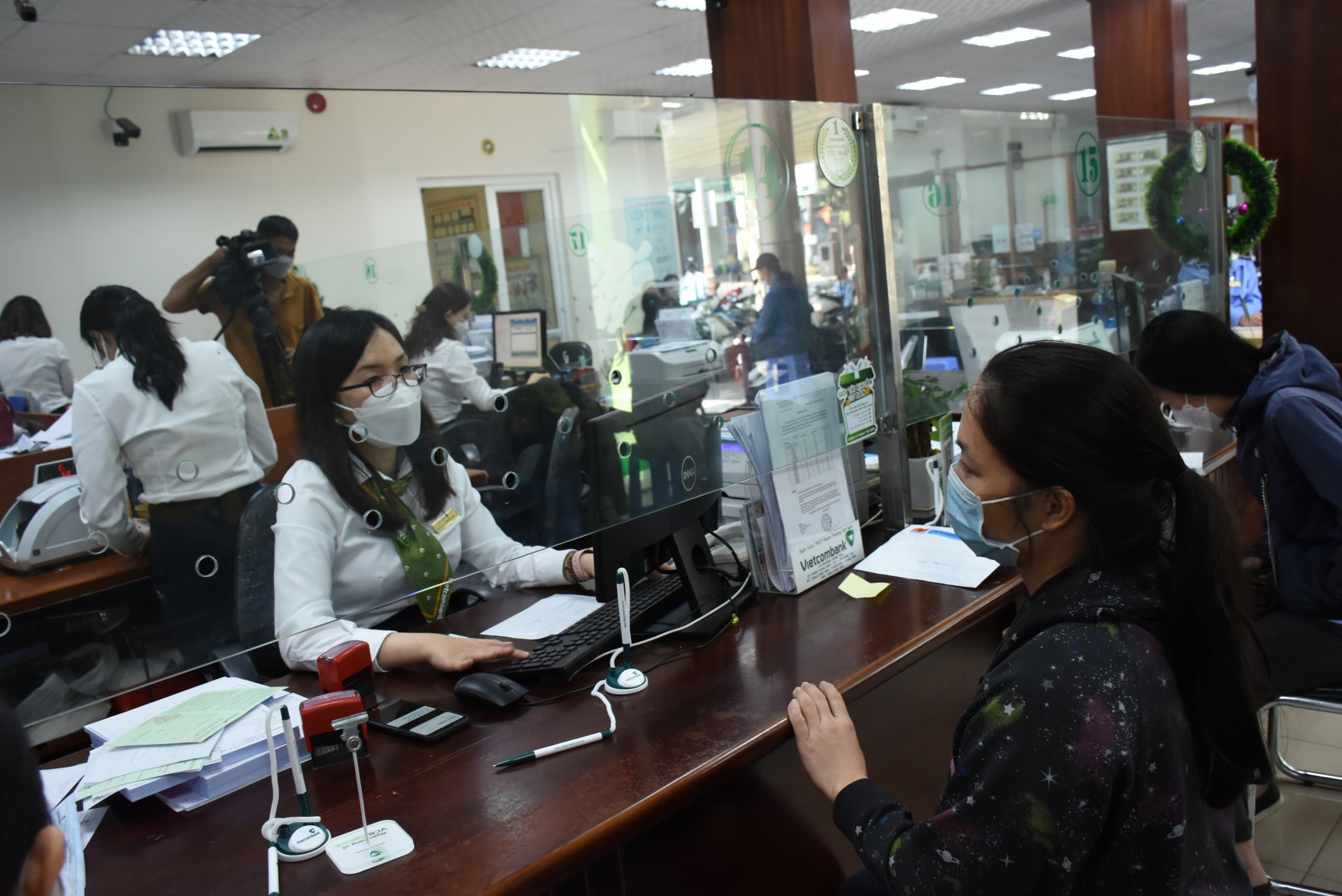 Vietcombank có vị trí cao nhất trong 12 ngân hàng Việt  lọt vào Top 500. Trong ảnh: Khách hàng giao dịch tại Vietcombank  Chi nhánh Vũng Tàu.