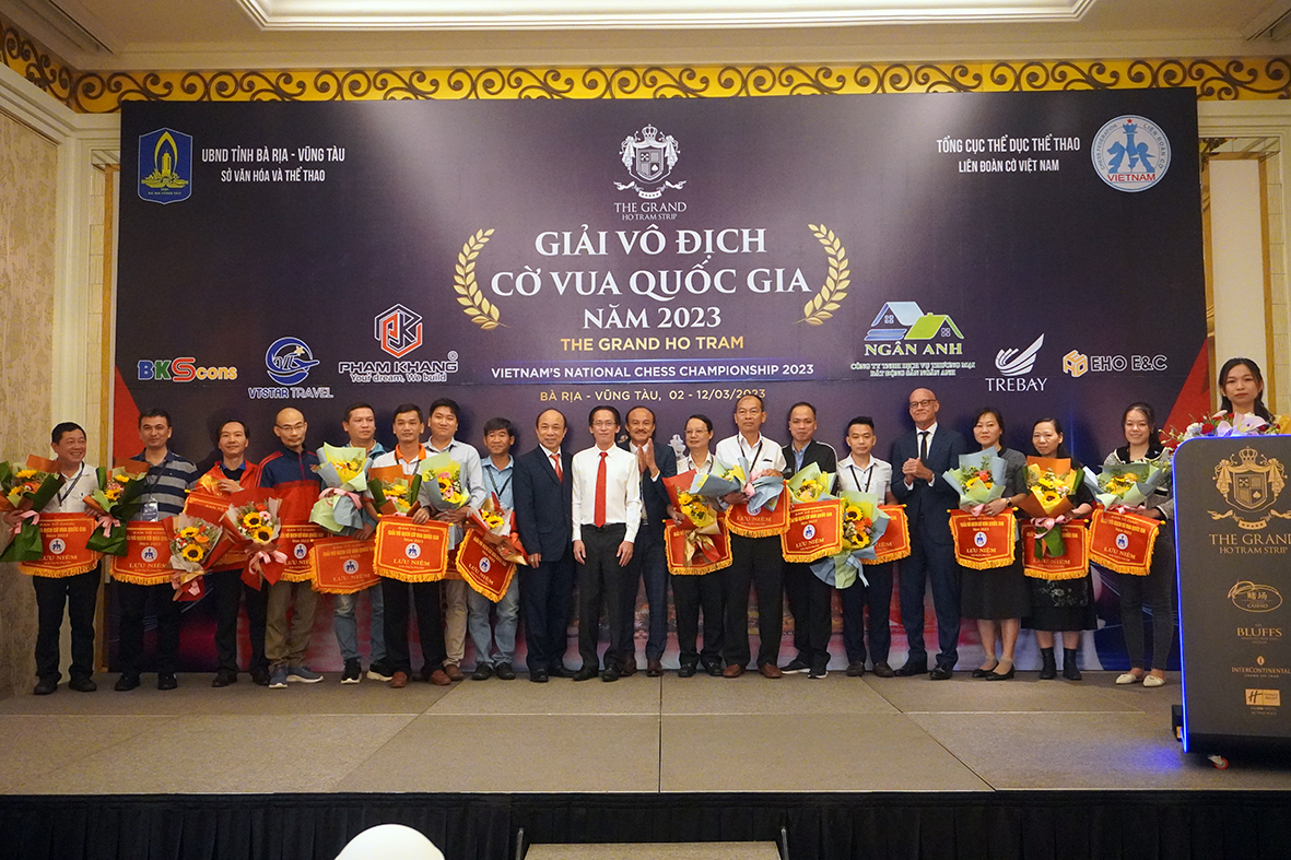 Ban tổ chức trao hoa, cờ lưu niệm cho các đơn vị dự giải.