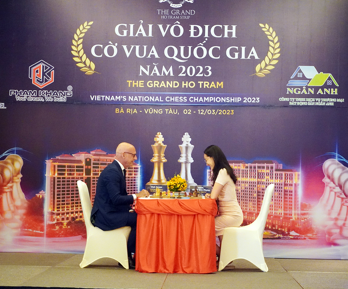 Ông Walt Power, Giám đốc điều hành The Grand Hồ Tràm và kỳ thủ Võ Thị Kim Phụng chơi ván cờ biểu trưng mở màn giải.