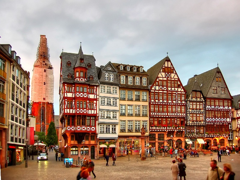 Quảng trường Romer ở thành phố Frankfurt với kiến trúc cổ kính,  nhiều màu sắc.