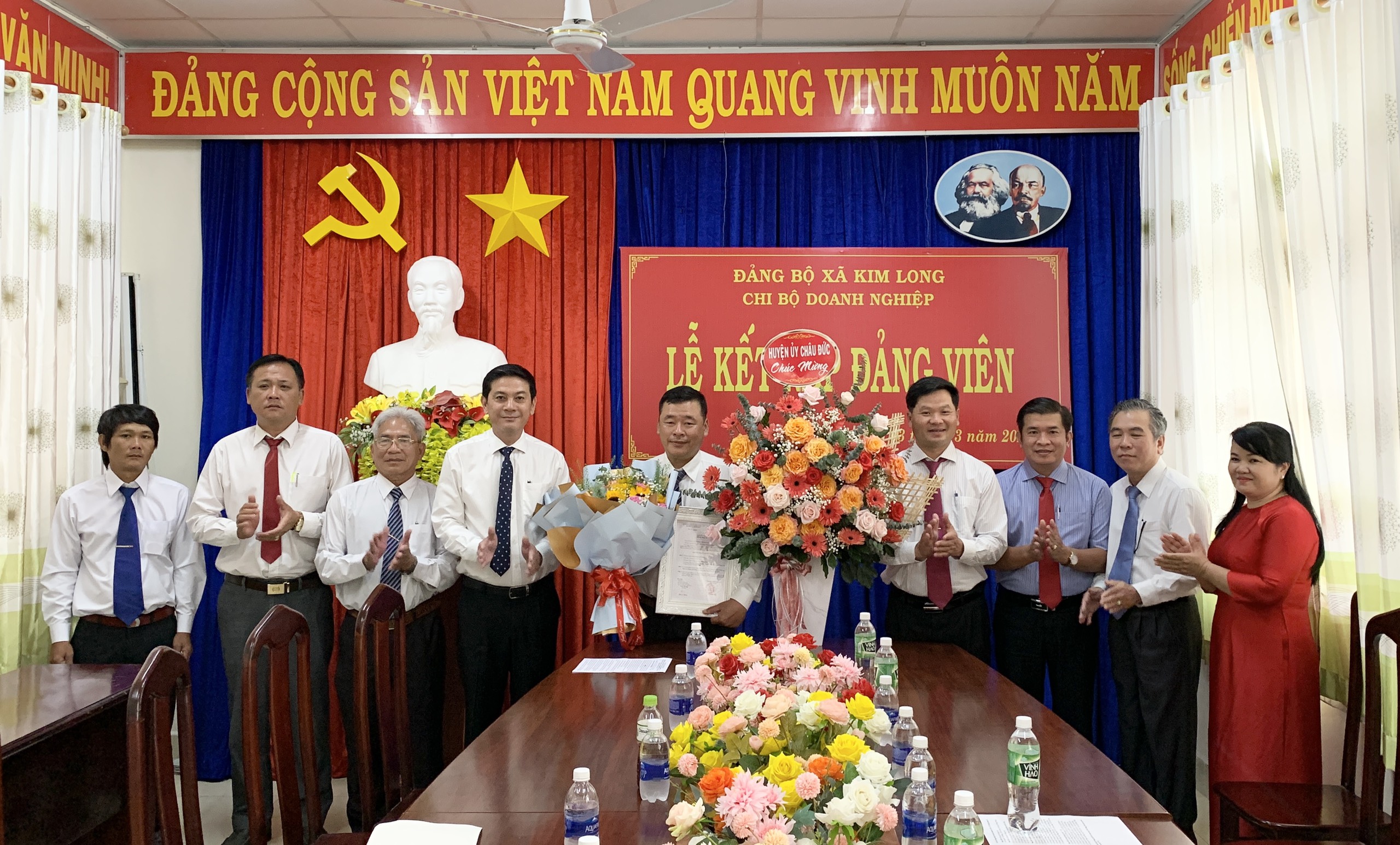 Ban tổ chức trao Quyết định kết nạp đảng viên cho ông Phạm Anh Dũng.