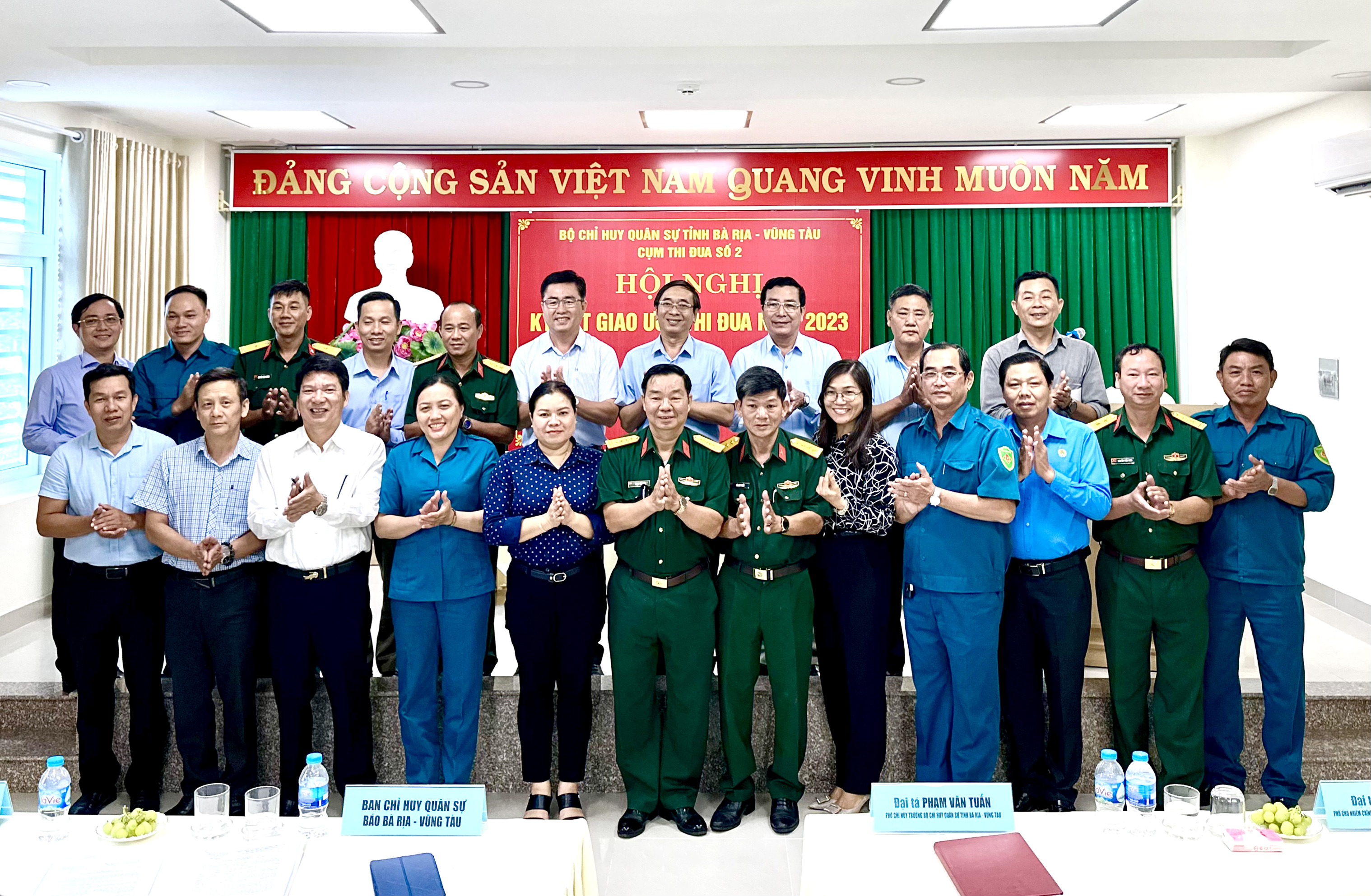 Đại diện Ban CHQS các cơ quan, tổ chức Cụm thi đua số 2  chụp ảnh lưu niệm tại buổi lễ.