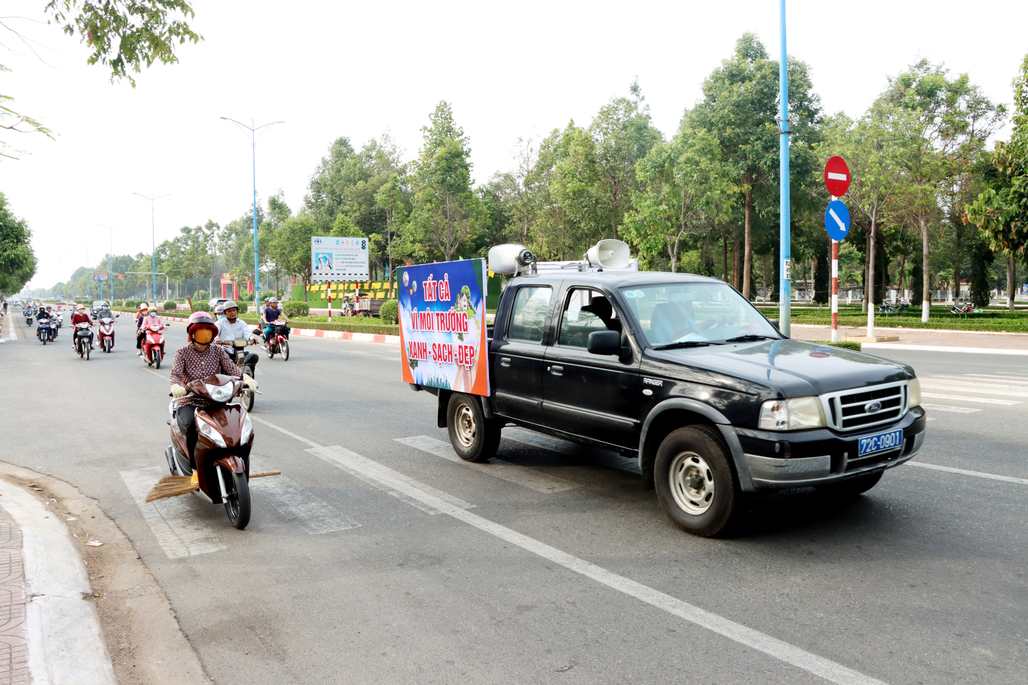 Xe tuyên truyền cổ động bảo vệ môi trường xanh-sạch-đẹp trên các tuyến đường chính của huyện Đất Đỏ. Ảnh: TUẤN VŨ