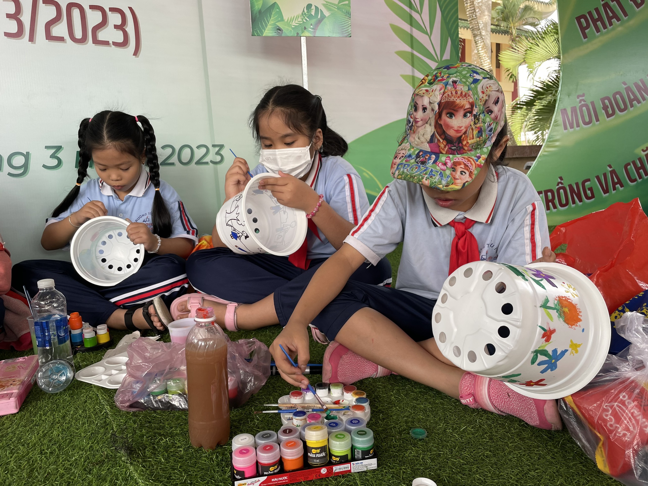Các đội viên tham gia phần thi 