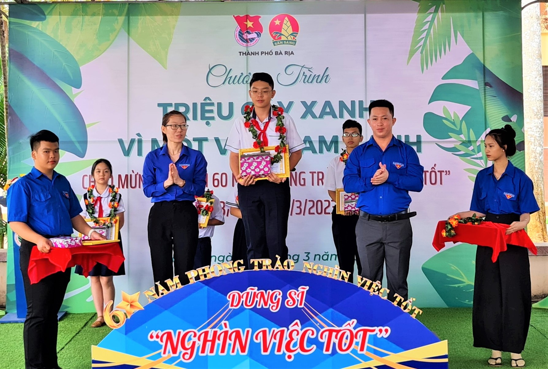 Đội viên xuất sắc được tuyên dương Dũng sĩ 