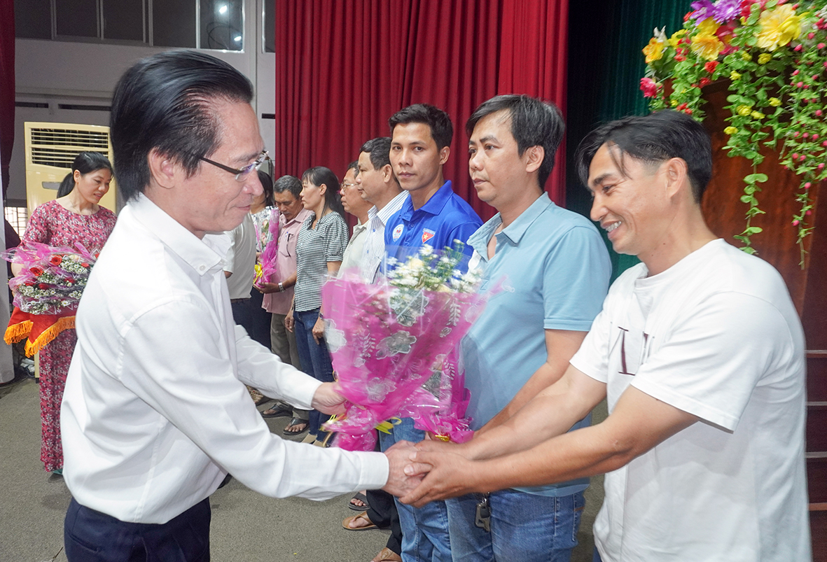 Ông Huỳnh Đức Dũng, Phó Giám đốc Sở VH-TT tặng hoa, cờ lưu niệm cho các đơn vị dự giải.