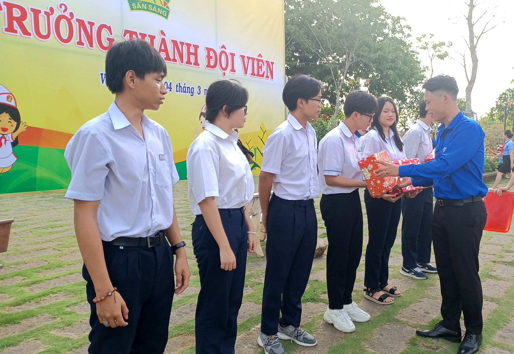 Hội Đồng đội TP. Vũng Tàu trao quà cho các Liên đội THCS có đóng góp và đạt thành tích trong công tác Đội và phong trào thiếu nhi năm học 2022-2023.