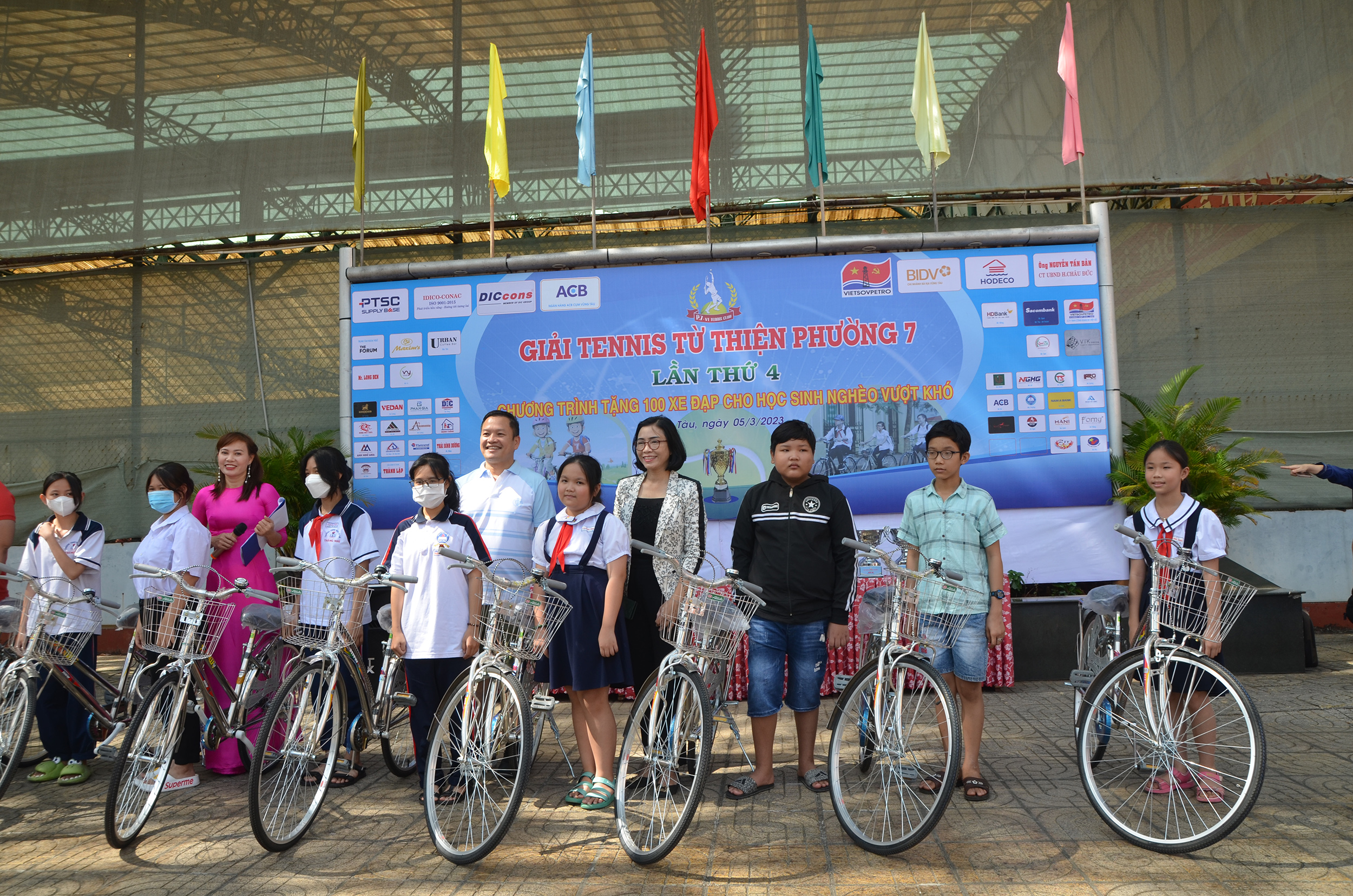 Bà Lê Thị Thanh Bình, Phó Bí thư Thường trực Thành ủy, Chủ tịch HĐND TP. Vũng Tàu và ông Nguyễn Xuân Thanh, Chủ tịch UBND phường 7 trao xe đạp cho học sinh nghèo, hiếu học.