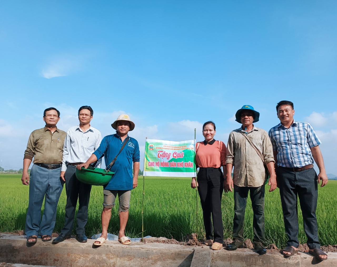 Ông Nguyễn Thái Hòa (thứ 3 từ trái qua) nhận quà hỗ trợ khó khăn  từ Hội Nông dân TT. Phước Bửu (huyện Xuyên Mộc).