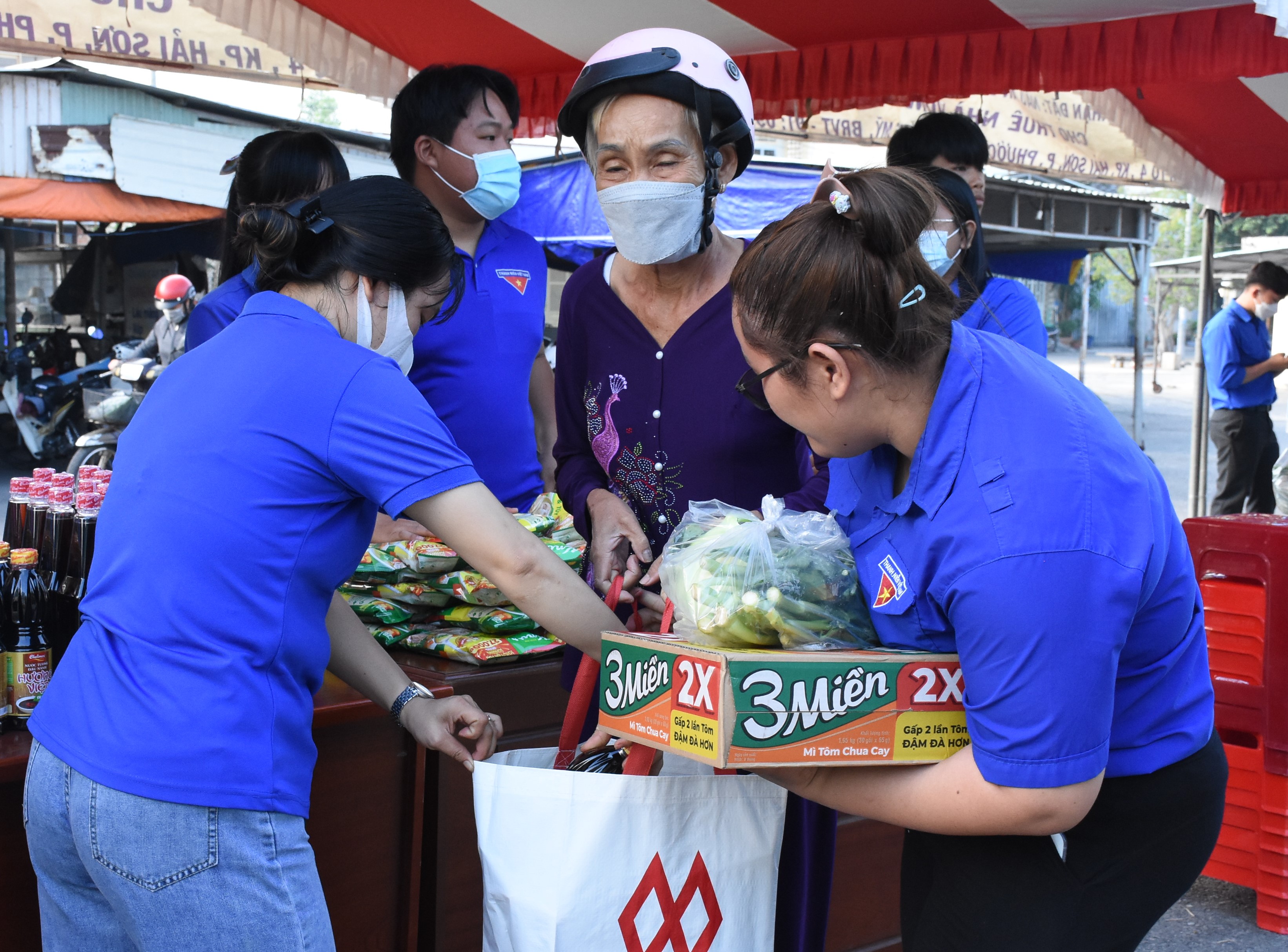 ĐVTN TX.Phú Mỹ giúp người dân có hoàn cảnh khó khăn nhận quà “Triệu túi an sinh”.