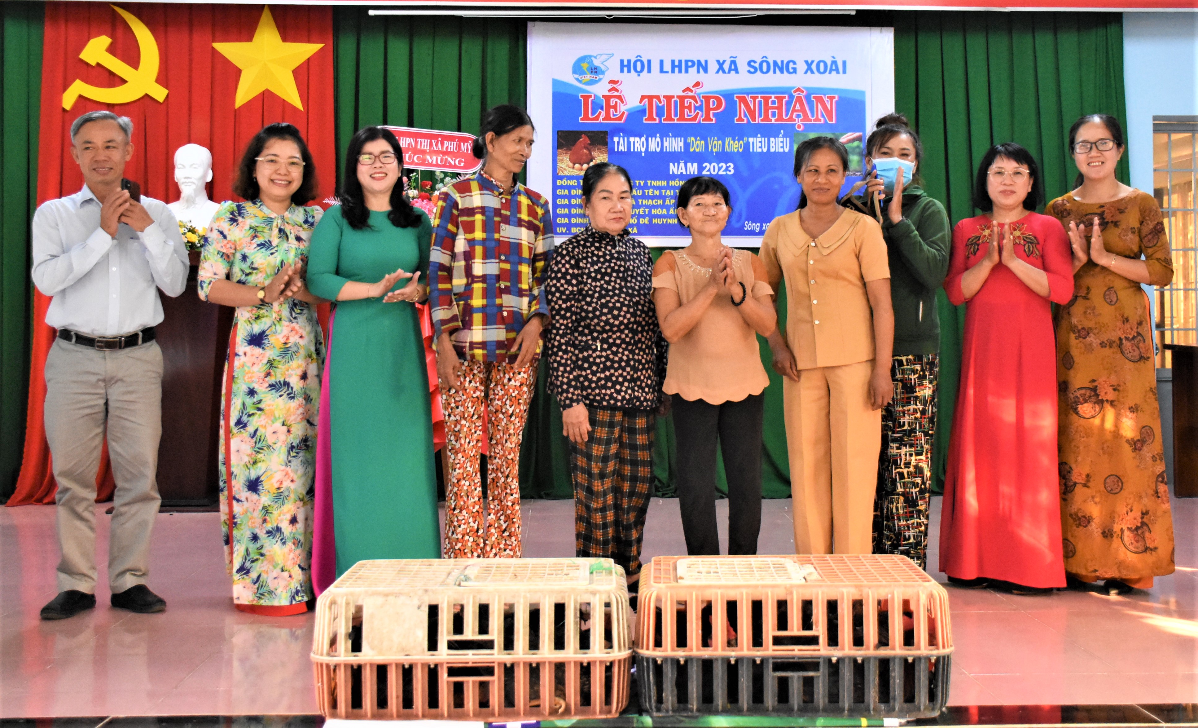 Các hội viên phụ nữ nghèo, đơn thân có hoàn cảnh khó khăn tiếp nhận con giống nguồn hỗ trợ sinh kế không hoàn lại từ nhà hảo tâm và Hội LHPN xã Sông Xoài.