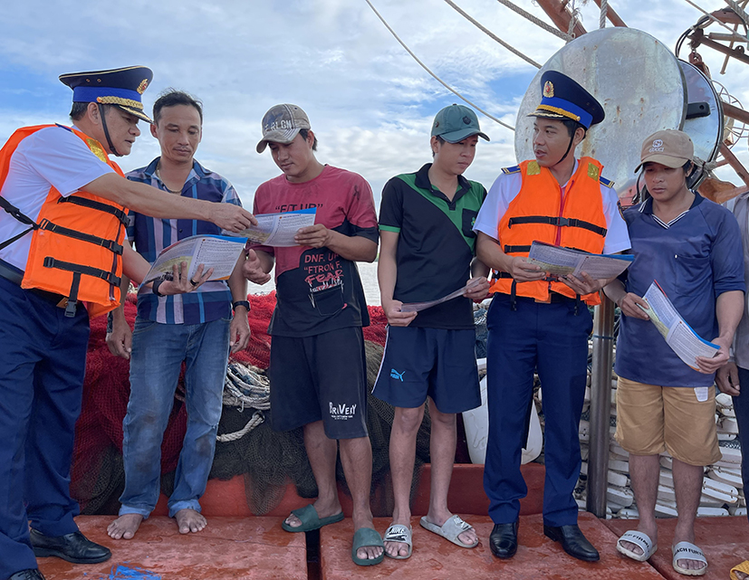 Cán bộ, chiến sĩ Vùng CSB 3 hỗ trợ nước ngọt cho người dân vùng hạn hán.