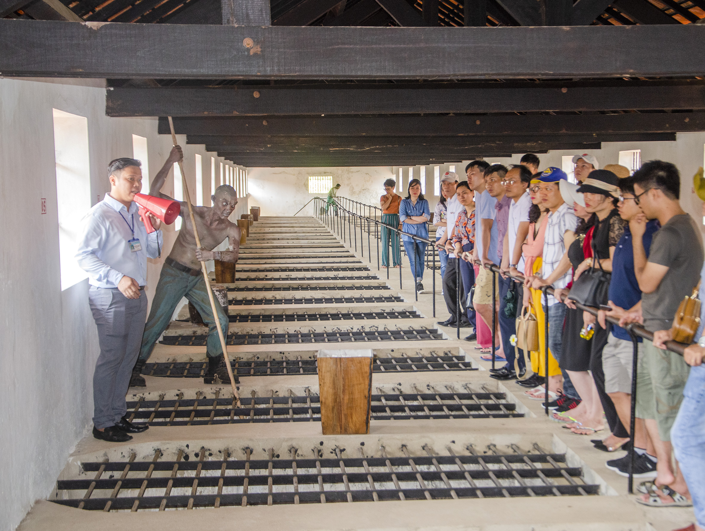 Du khách thăm quan, tìm hiểu lịch sử tại trại Phú Tường, huyện Côn Đảo.