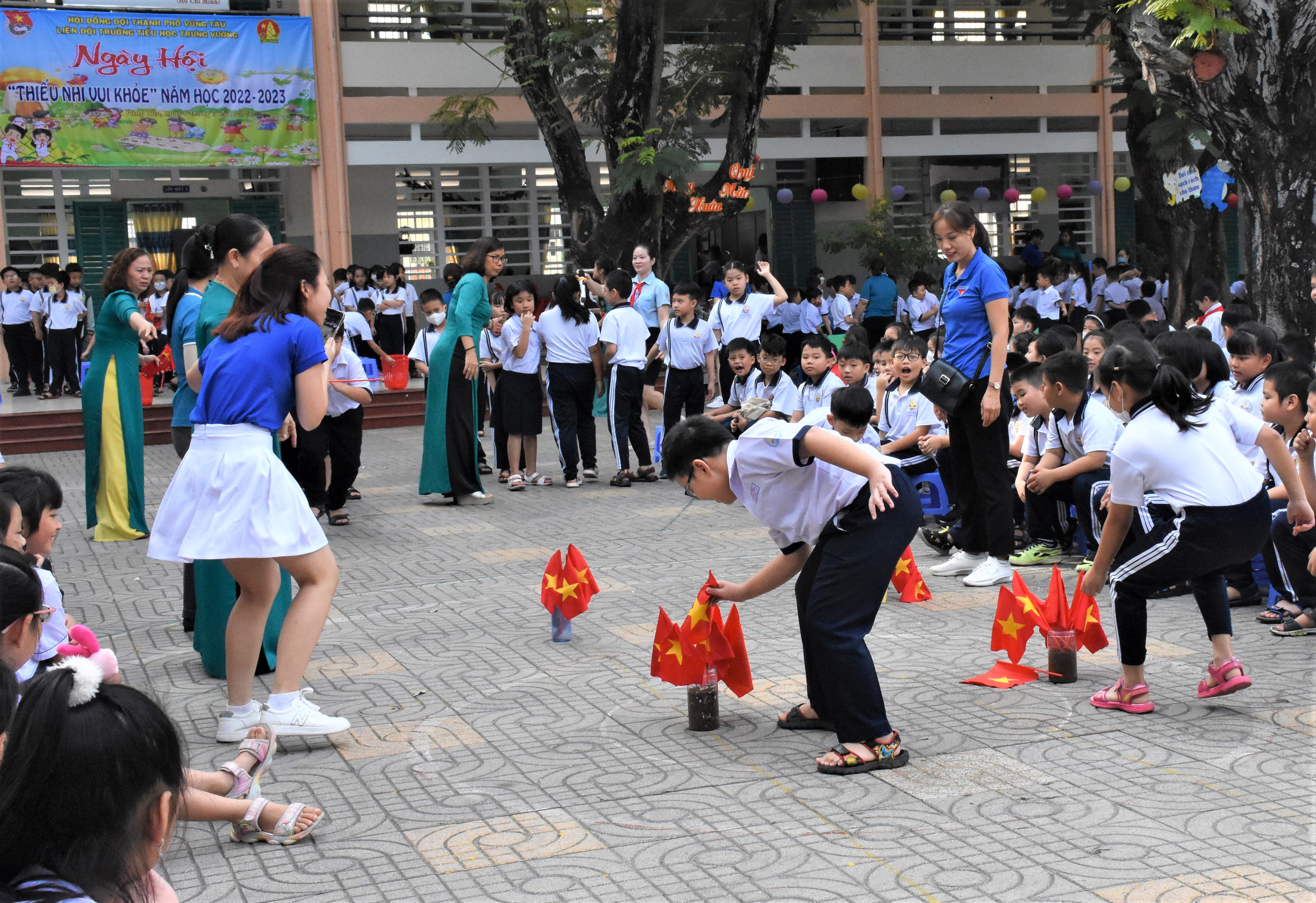 Học sinh Trường TH Trưng Vương tham gia trò chơi cướp cờ tại ngày hội “Thiếu nhi vui khỏe năm học 2022-2023”.
