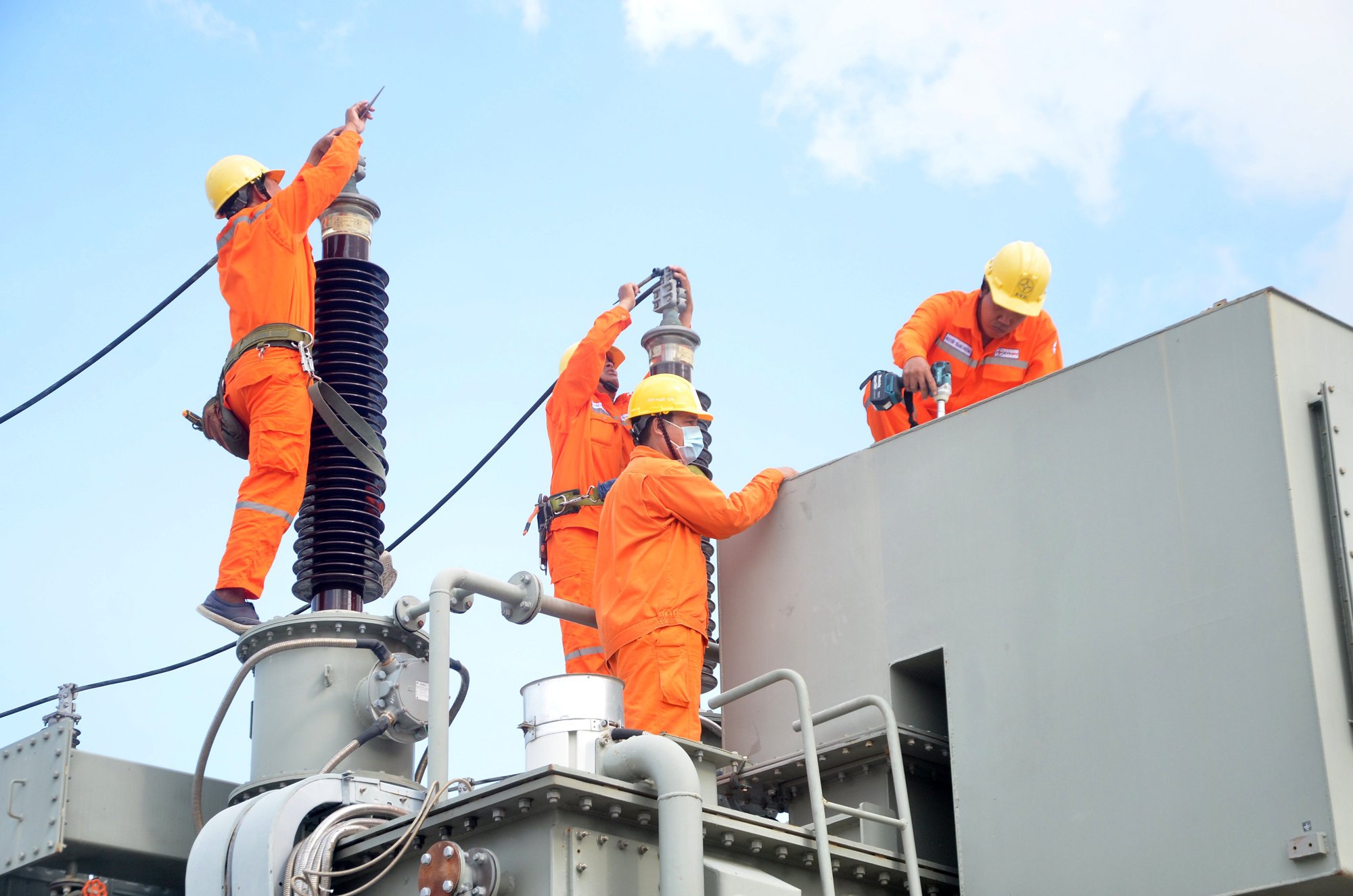 Trong những năm qua, các đơn vị năng lượng trên địa bàn tỉnh không ngừng đổi mới thực hiện việc sử dụng điện tiết kiệm và hiệu quả. Trong ảnh: Nhân viên Công ty Điện lực đang kiểm tra đường dây tại trạm biến áp huyện Long Điền.