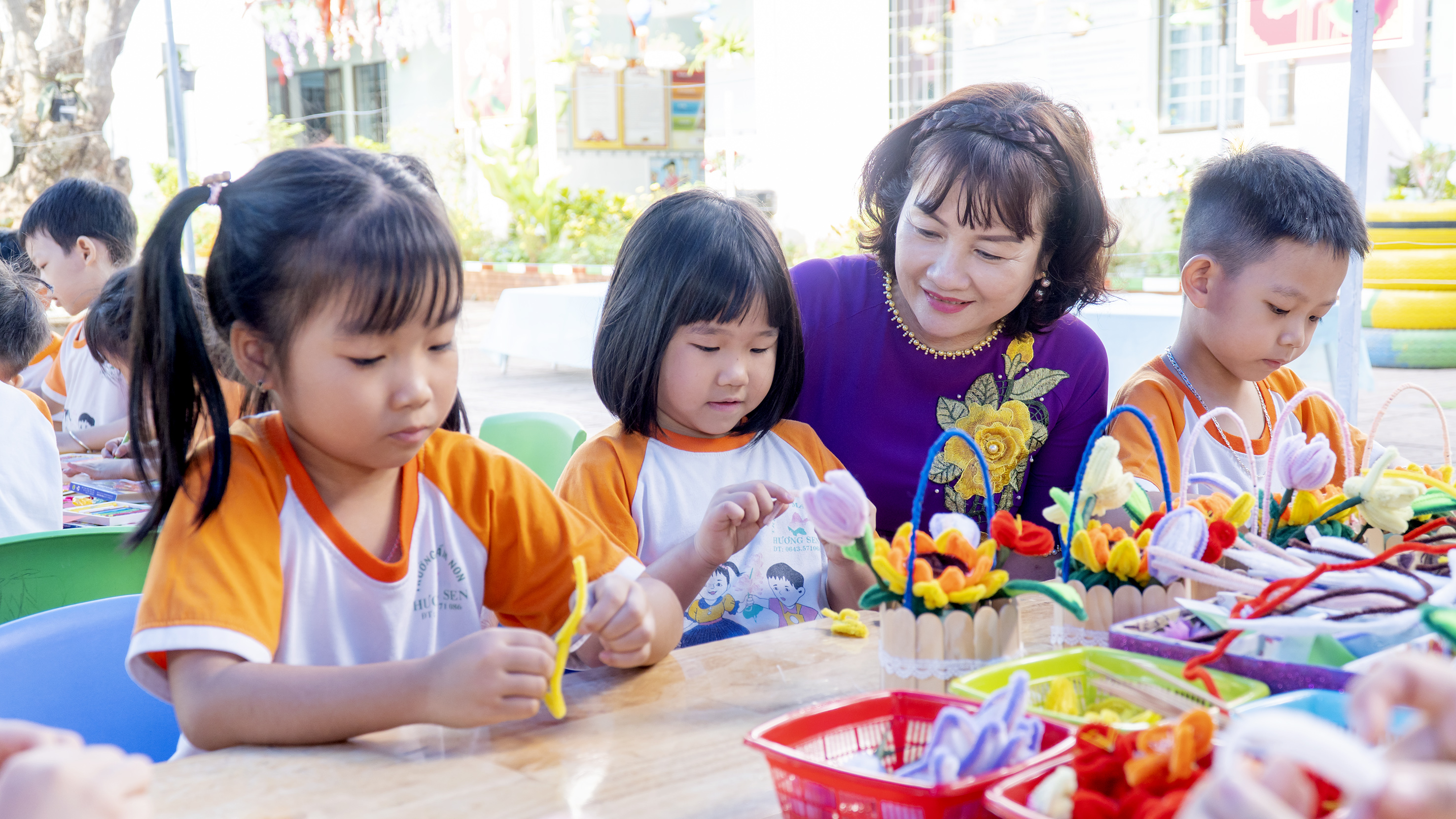 Cô và trò cùng nhàu làm thiệp chúc mừng 8/3.