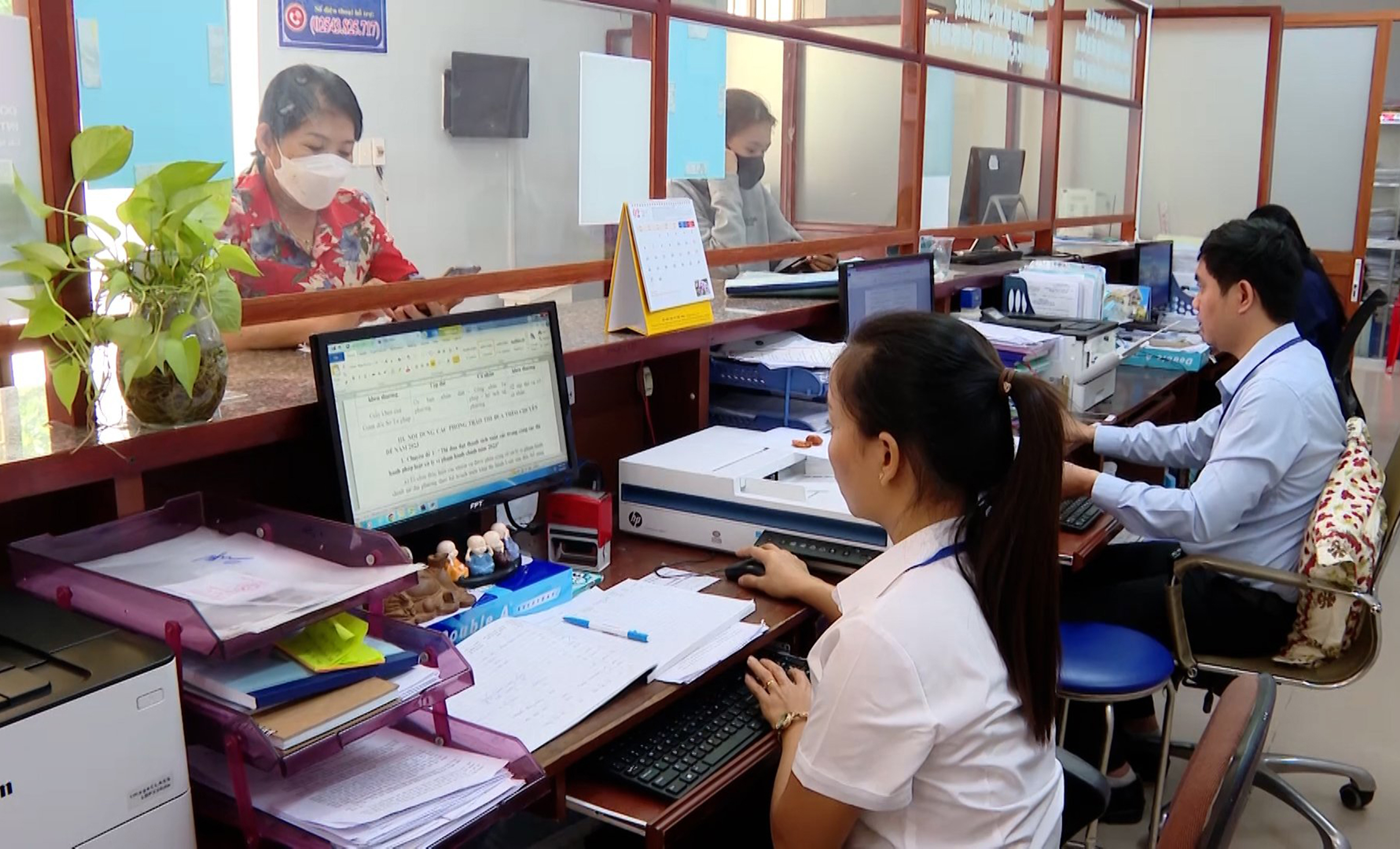 Người dân tới giải quyết tại Bộ phận tiếp nhận và trả kết quả phường Phước Trung (TP.Bà Rịa) không phải xuất trình sổ hộ khẩu.
