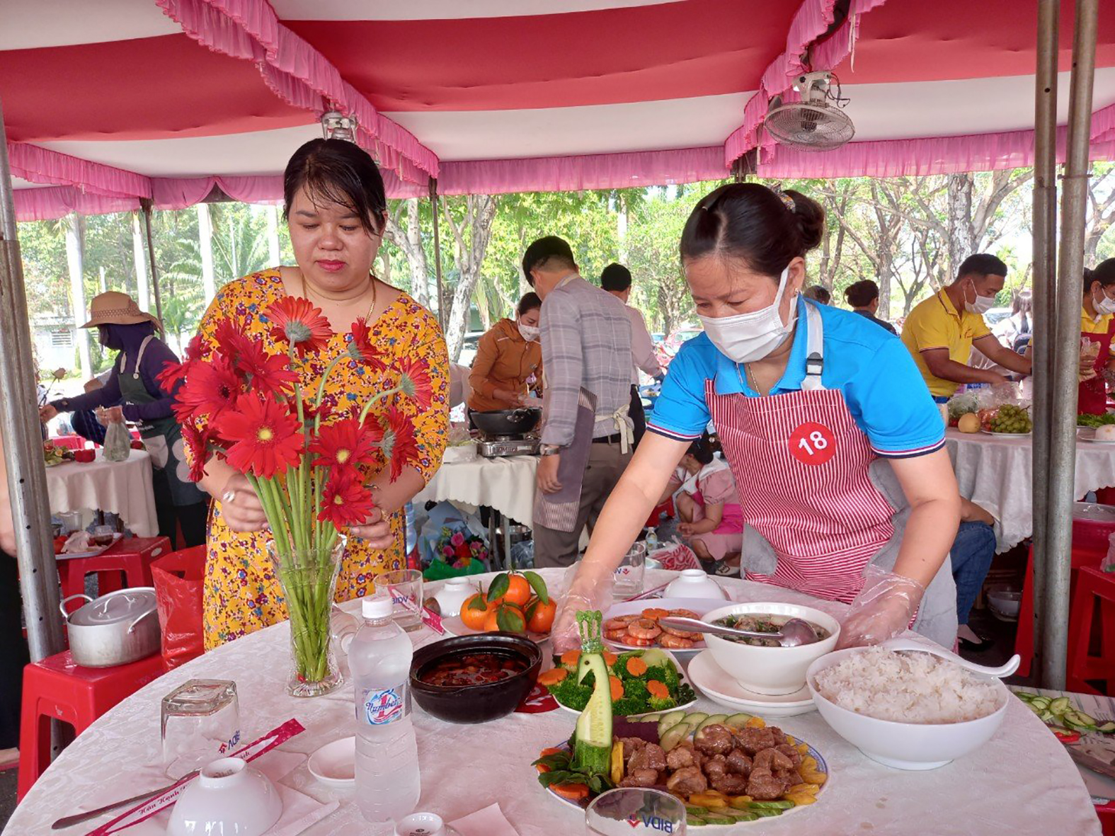 Công đoàn cơ sở phường Hắc Dịch bày trí mâm cơm gia đình
